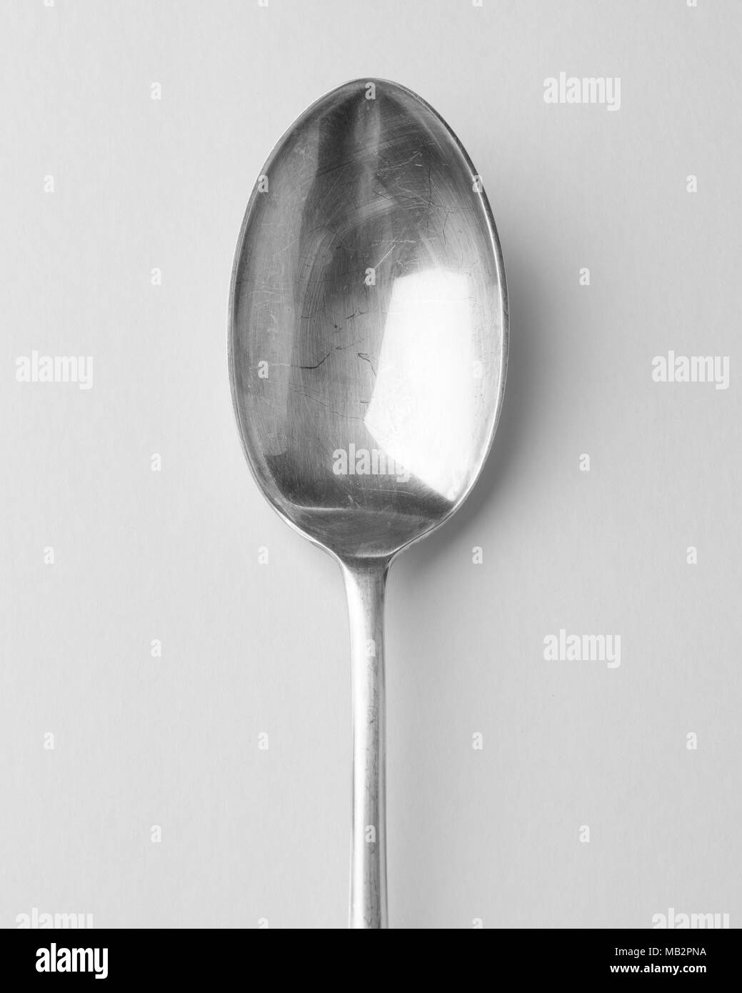 Cuchara de servir de plata vintage utensilio de cocina sobre fondo blanco utensilios usados en la cocina Foto de stock