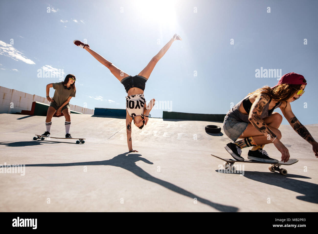 chica patinetas fondo de pantalla