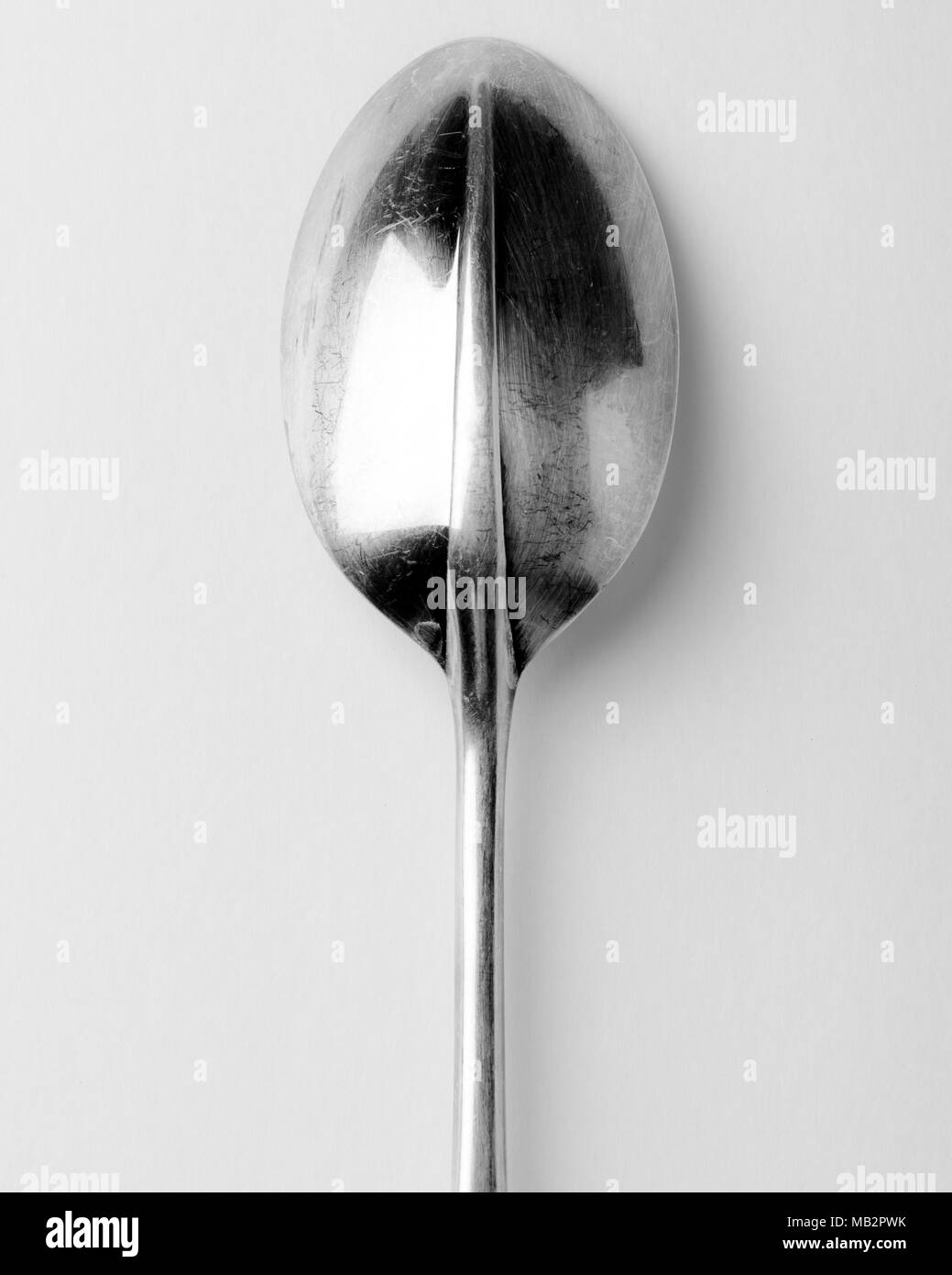 Cuchara de servir de plata vintage utensilio de cocina sobre fondo blanco utensilios usados en la cocina Foto de stock