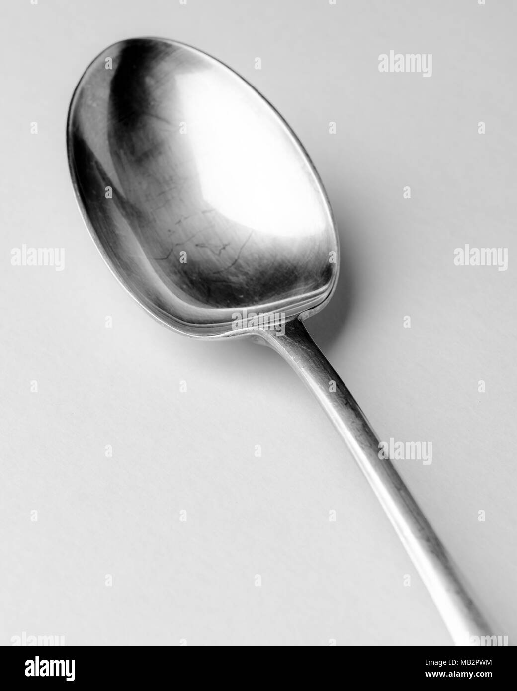 Cuchara de servir de plata vintage utensilio de cocina sobre fondo blanco utensilios usados en la cocina Foto de stock