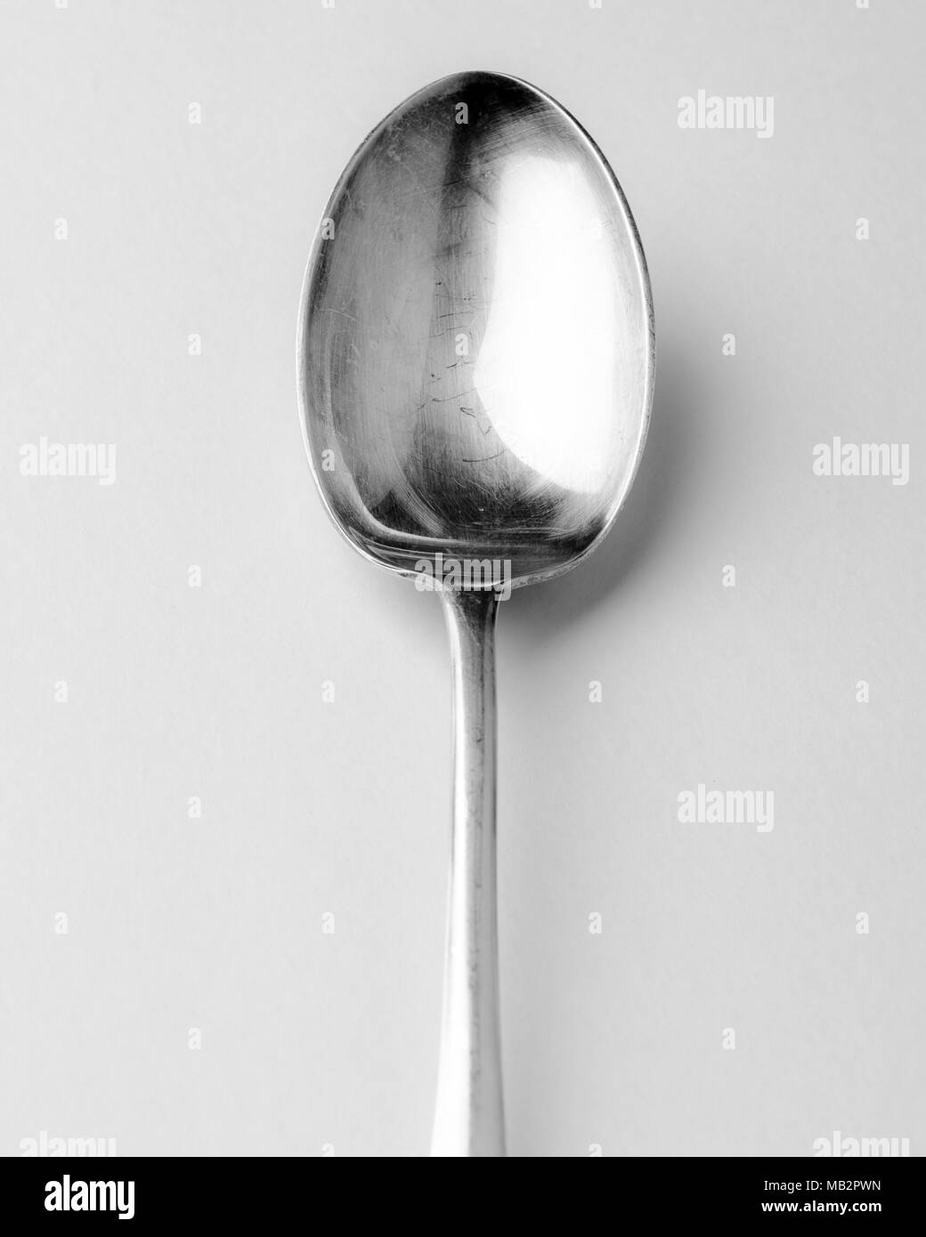 Cuchara de servir de plata vintage utensilio de cocina sobre fondo blanco utensilios usados en la cocina Foto de stock