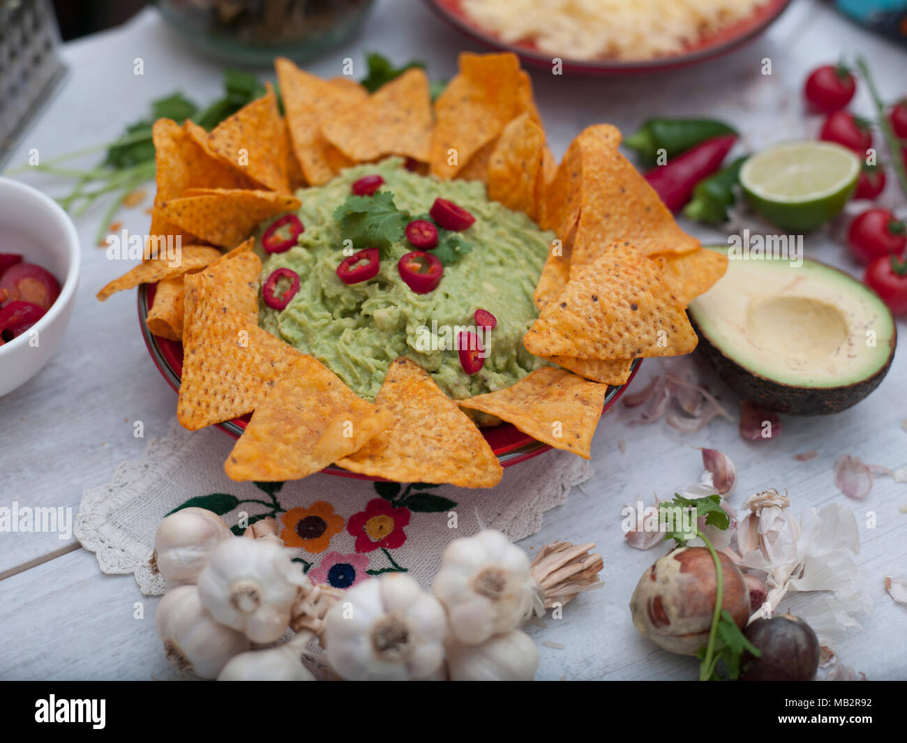 Guacamole, queso y otros ingredientes que se encuentran en la comida mexicana en auténtica