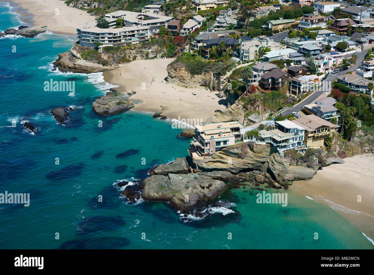 VISTA AÉREA. Morada en un acantilado alrededor de la playa de Table Rock. PLAYA. Laguna Beach, Condado de Orange, California, Estados Unidos. Foto de stock