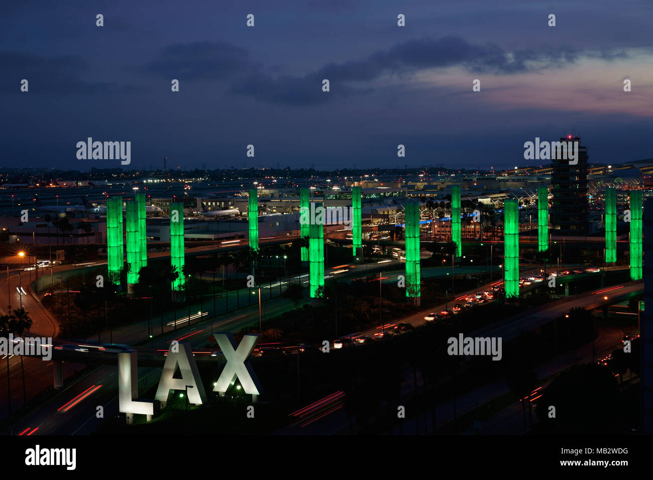 Instalación de luz cinética al atardecer. Proyecto LAX Gateway Pylon, Aeropuerto Internacional de Los Ángeles, California, Estados Unidos. Foto de stock