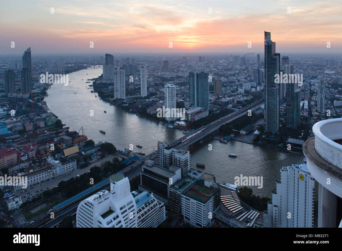 Vista desde el Lebua State Tower con el río Chao Phraya, puente de Khlong San, al anochecer, distrito de Bang Rak, Bangkok, Tailandia Foto de stock