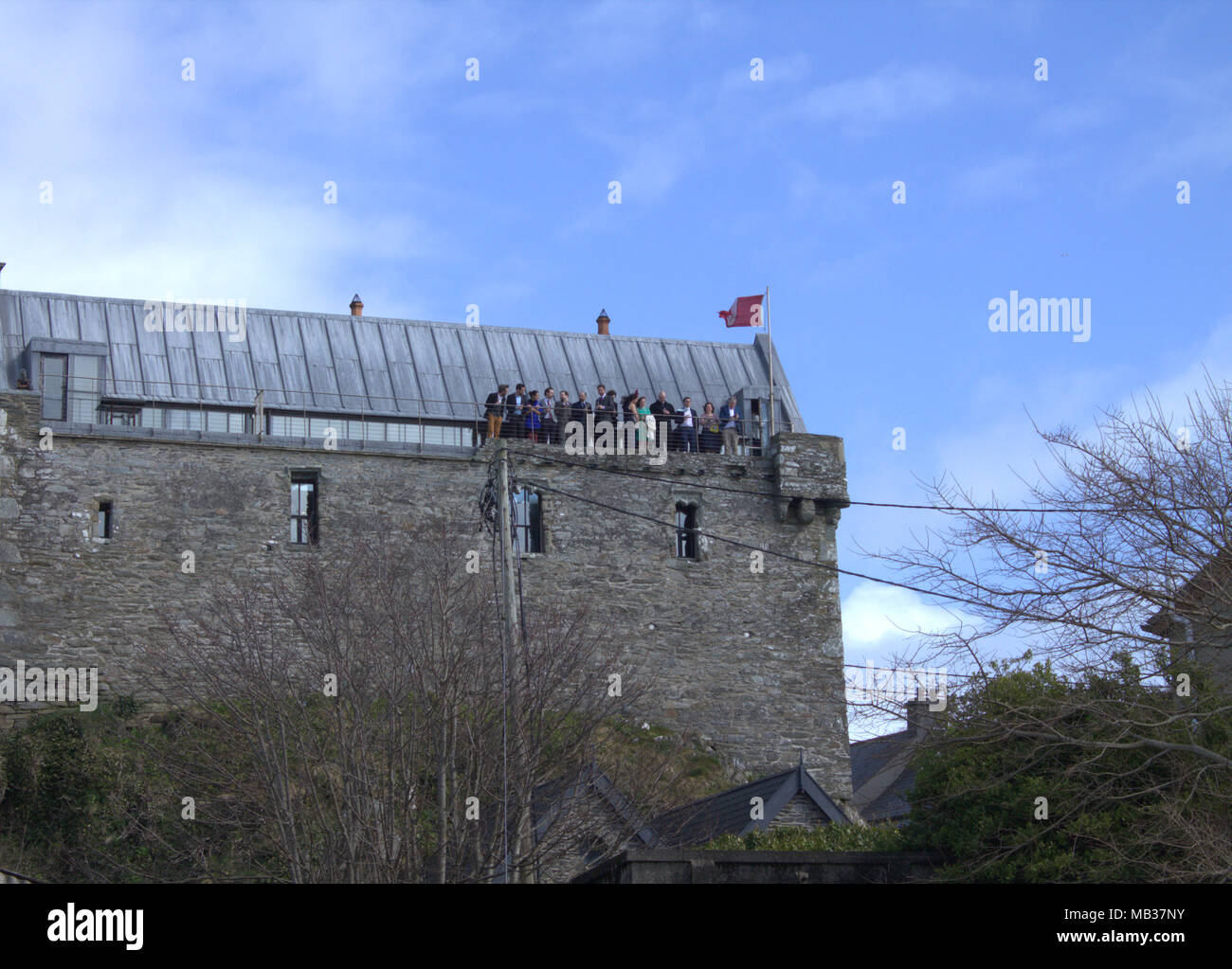 Después de la boda boda disfrutando de bebidas en las murallas del castillo de Dun na Sead en Baltimore, Irlanda. Un irlandés castillo construido en 1215. Foto de stock