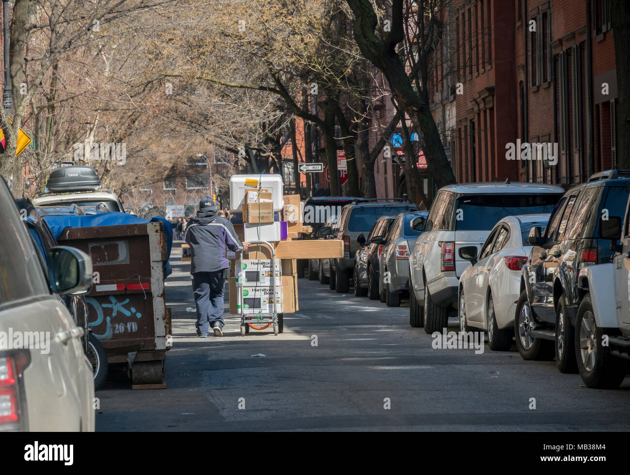 Un trabajador de FedEx Nueva York con su carro cargado con paquetes hacer entregas en