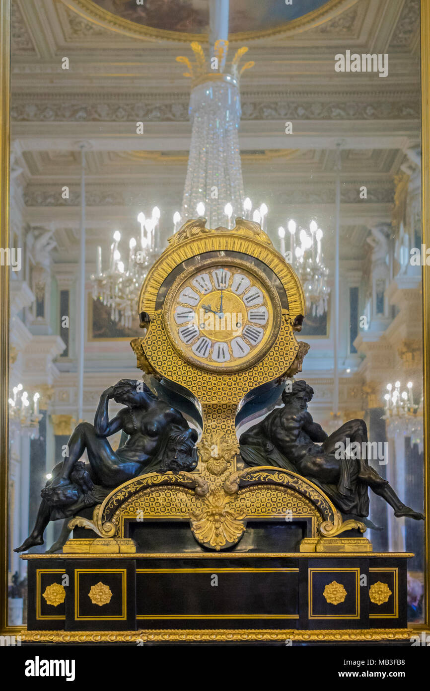 Muy vistoso reloj El Hermitage de San Petersburgo en Rusia Fotografía de  stock - Alamy