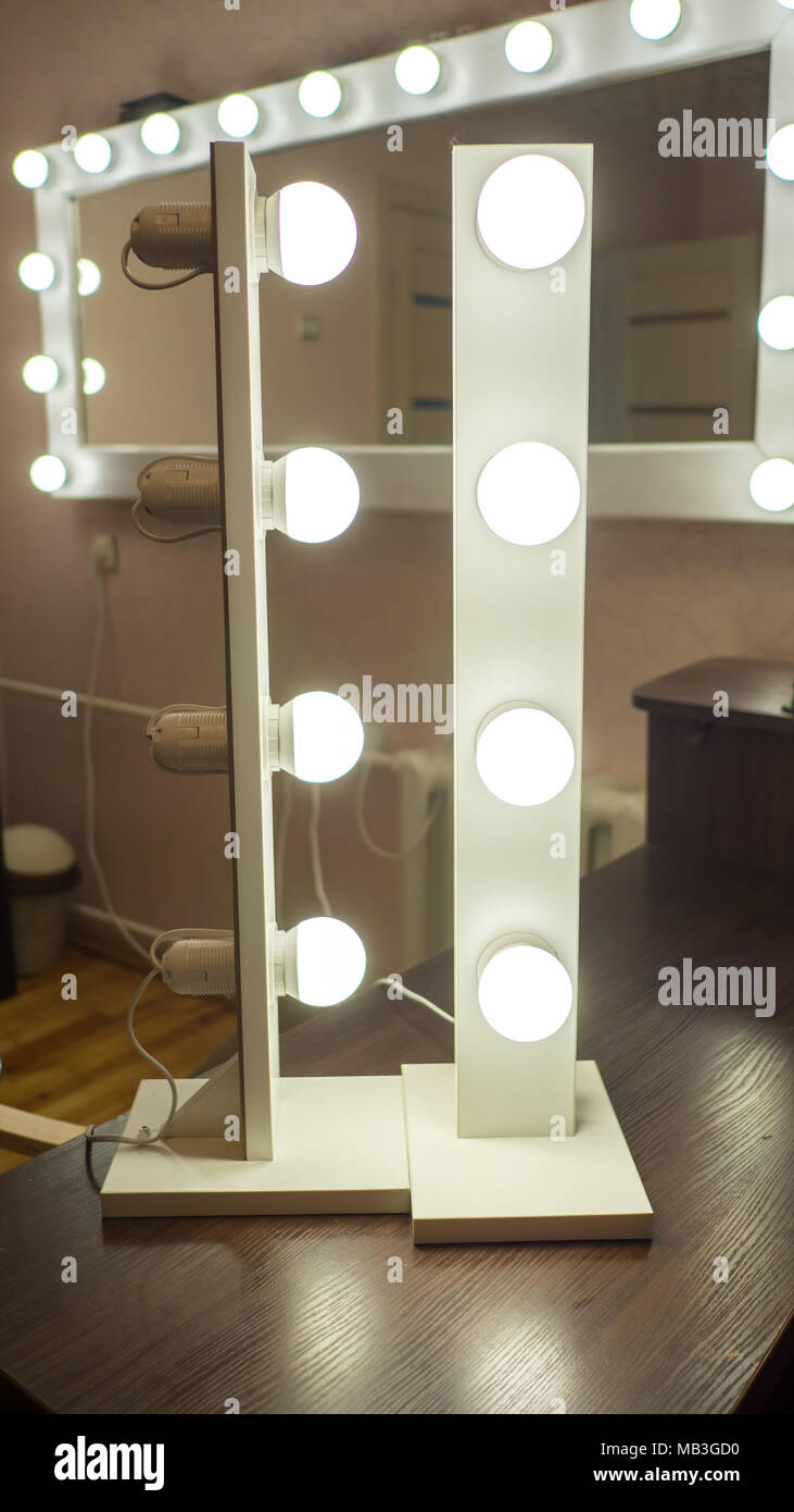 Espejo de maquillaje con bombillas fotografías e imágenes de alta  resolución - Alamy