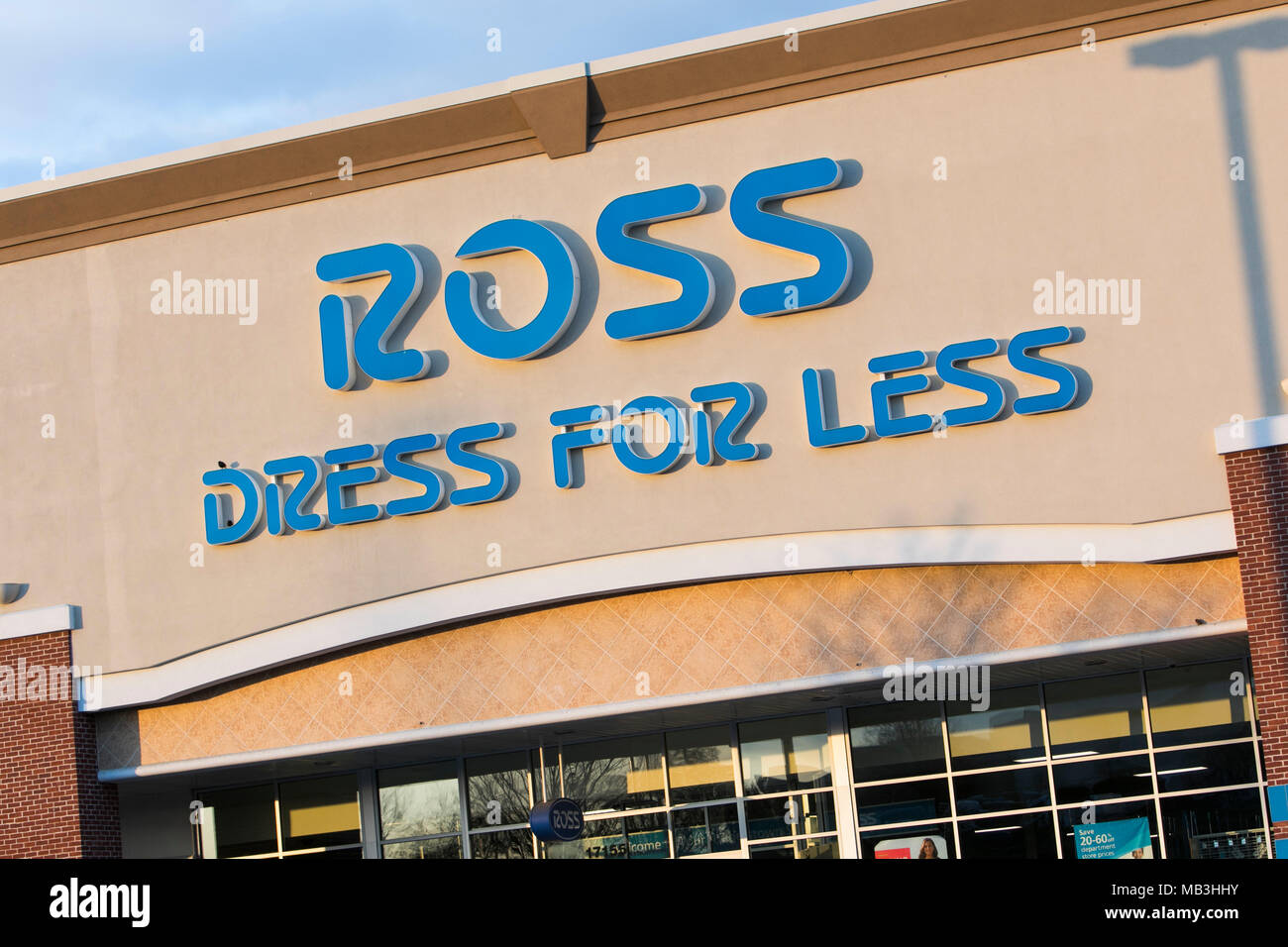 Un Ross Dress for Less logo visto en una tienda minorista frente