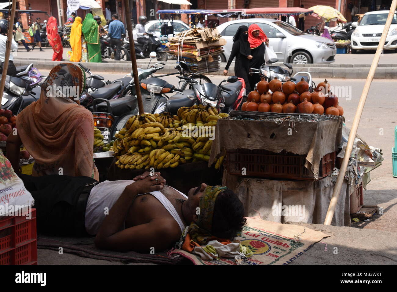 Un vendedor callejero que toma una siesta en el salto de Jaipur, Rajasthan, India Foto de stock