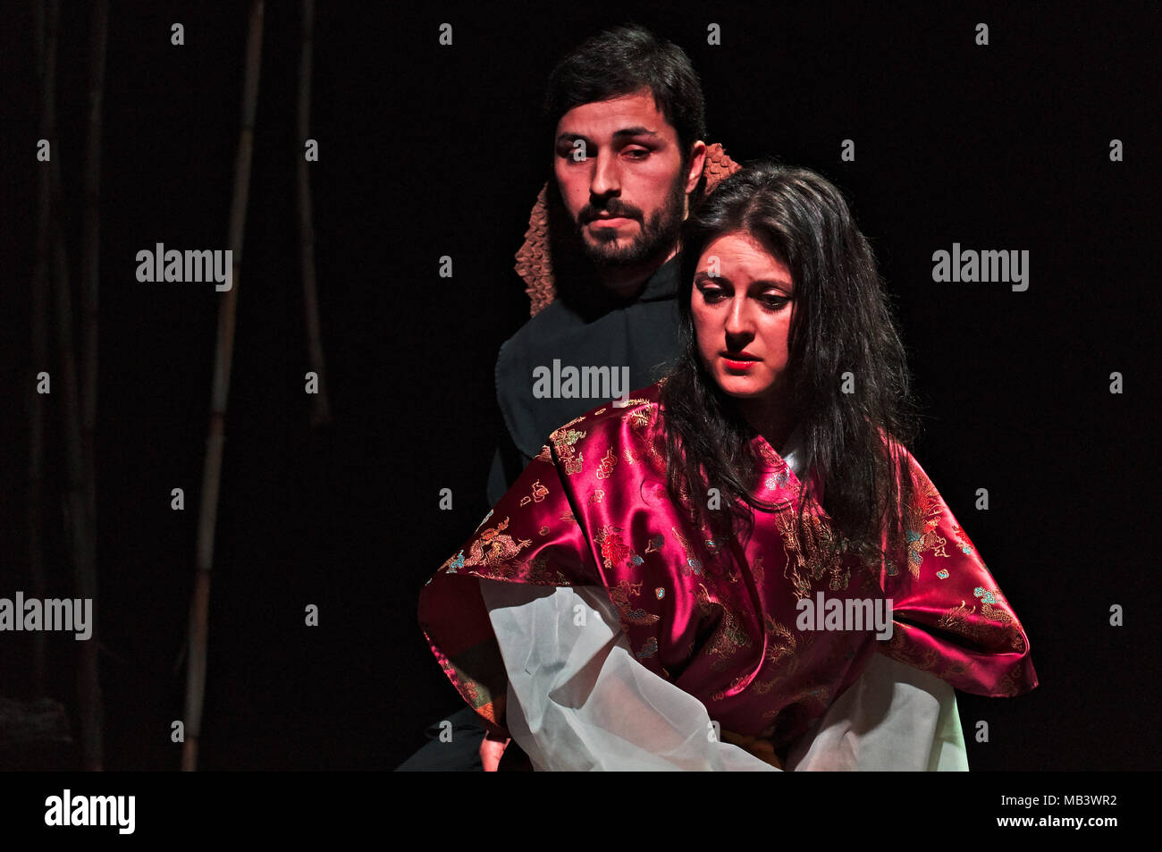 Obra teatral: simetria. Realizado por la Companhia de teatro contemporáneo en el Auditorio de Albufeira, Algarve, Portugal (27 de marzo de 2018) Foto de stock