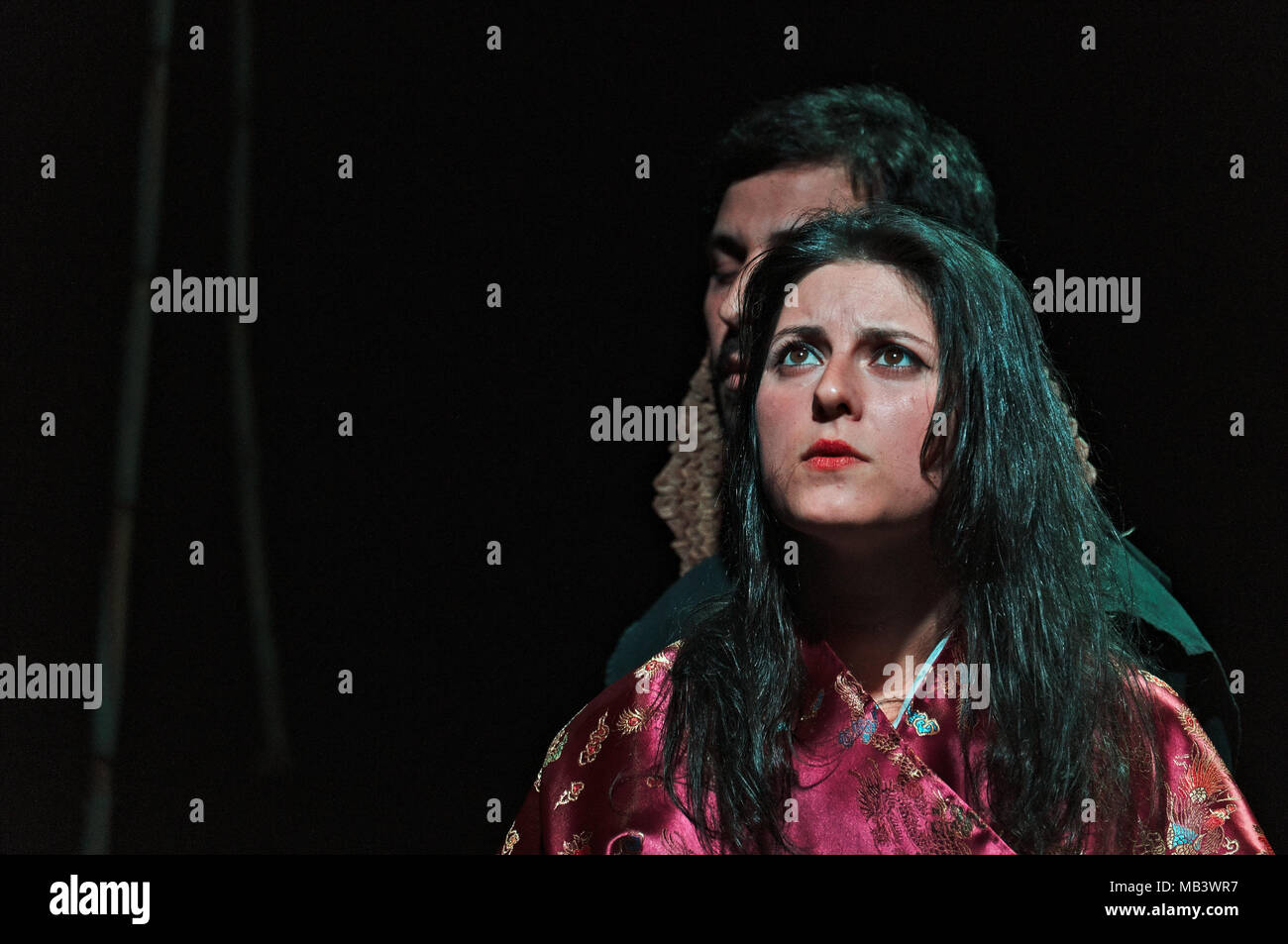 Obra teatral: simetria. Realizado por la Companhia de teatro contemporáneo en el Auditorio de Albufeira, Algarve, Portugal (27 de marzo de 2018) Foto de stock