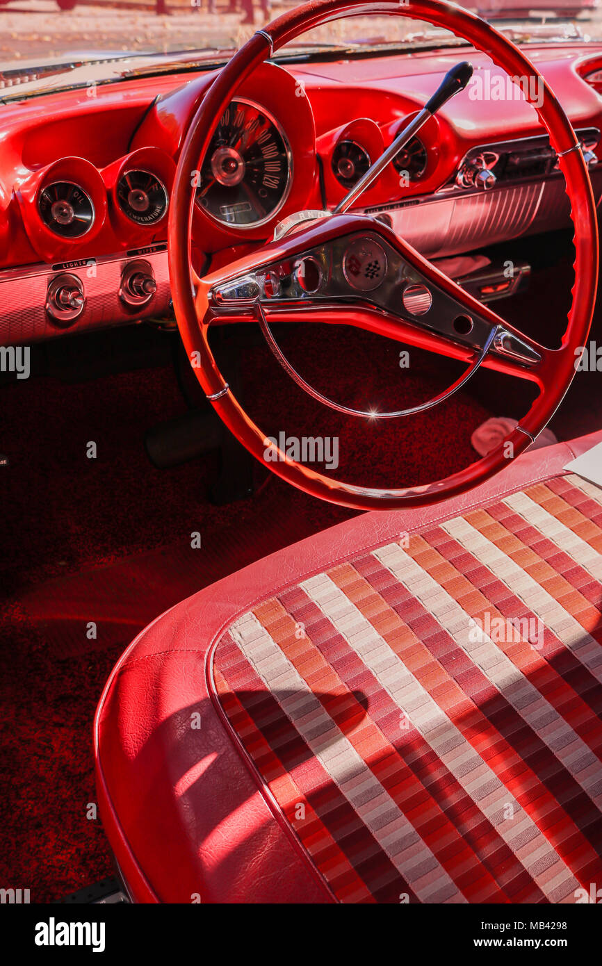 Elegante interior de cuero rojo de un Chevrolet Impala 1959 Fotografía de  stock - Alamy