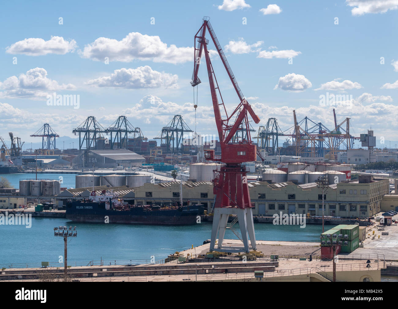 Grúa sobre antiguos muelles en el puerto de Valencia Foto de stock