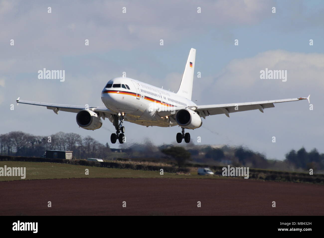 15+01, un Airbus A319CJ operados por la fuerza aérea alemana, al llegar al aeropuerto de Prestwick en Ayrshire. Foto de stock