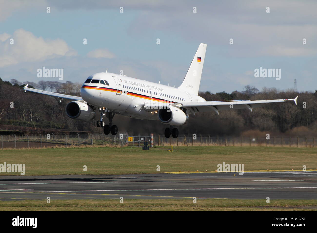 15+01, un Airbus A319CJ operados por la fuerza aérea alemana, al llegar al aeropuerto de Prestwick en Ayrshire. Foto de stock