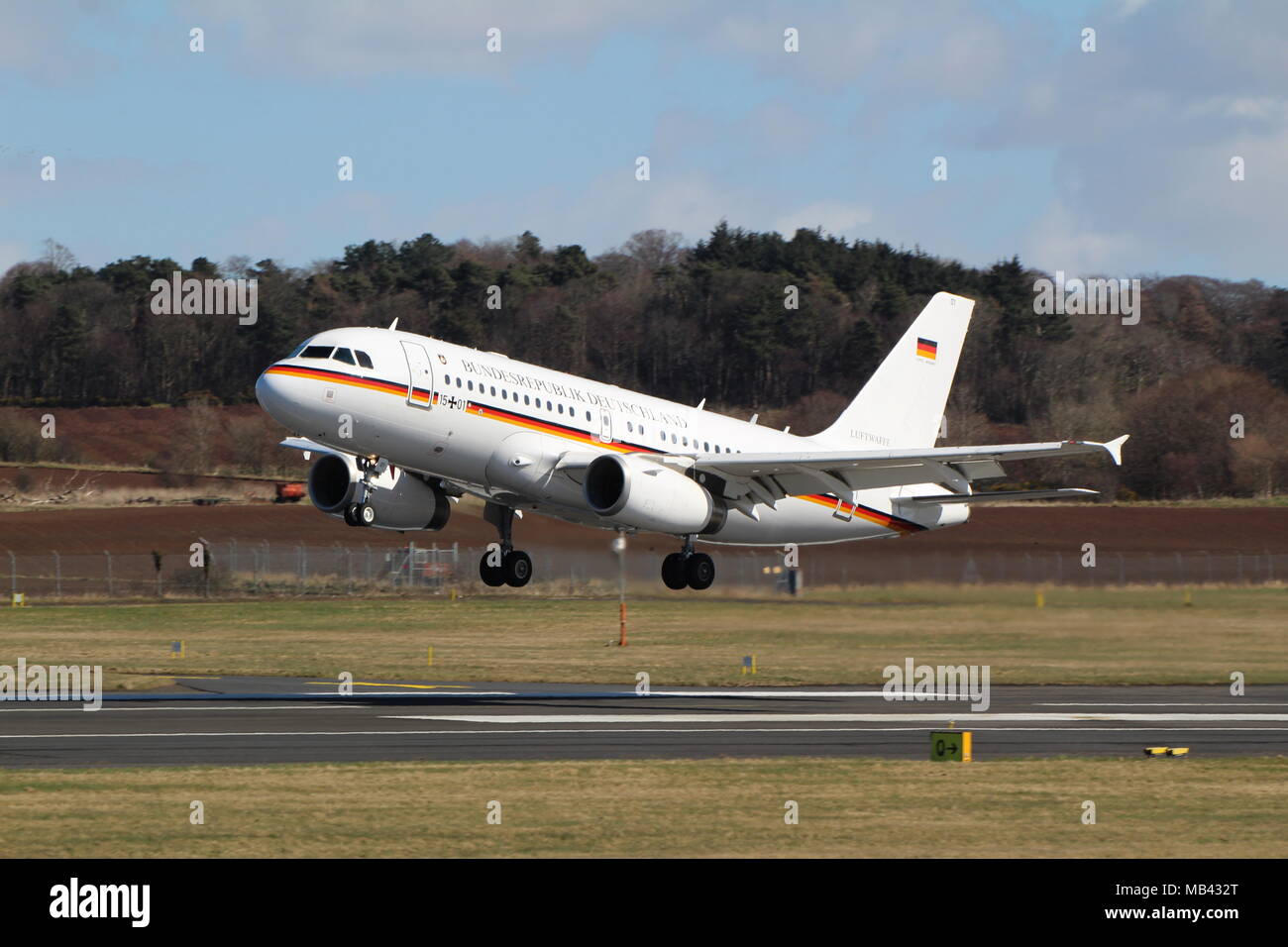 15+01, un Airbus A319CJ operados por la fuerza aérea alemana, al llegar al aeropuerto de Prestwick en Ayrshire. Foto de stock