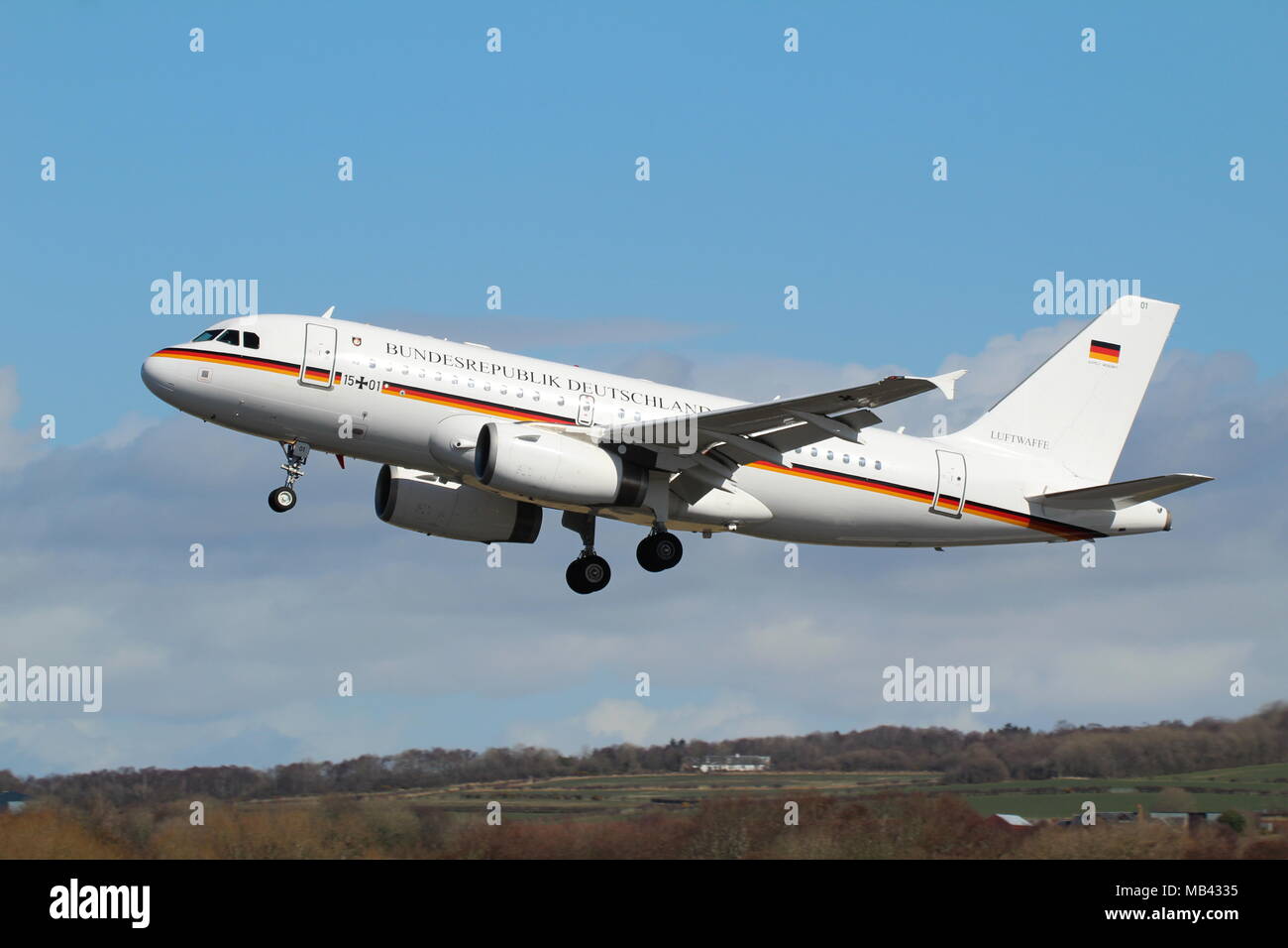 15+01, un Airbus A319CJ operados por la fuerza aérea alemana, al llegar al aeropuerto de Prestwick en Ayrshire. Foto de stock