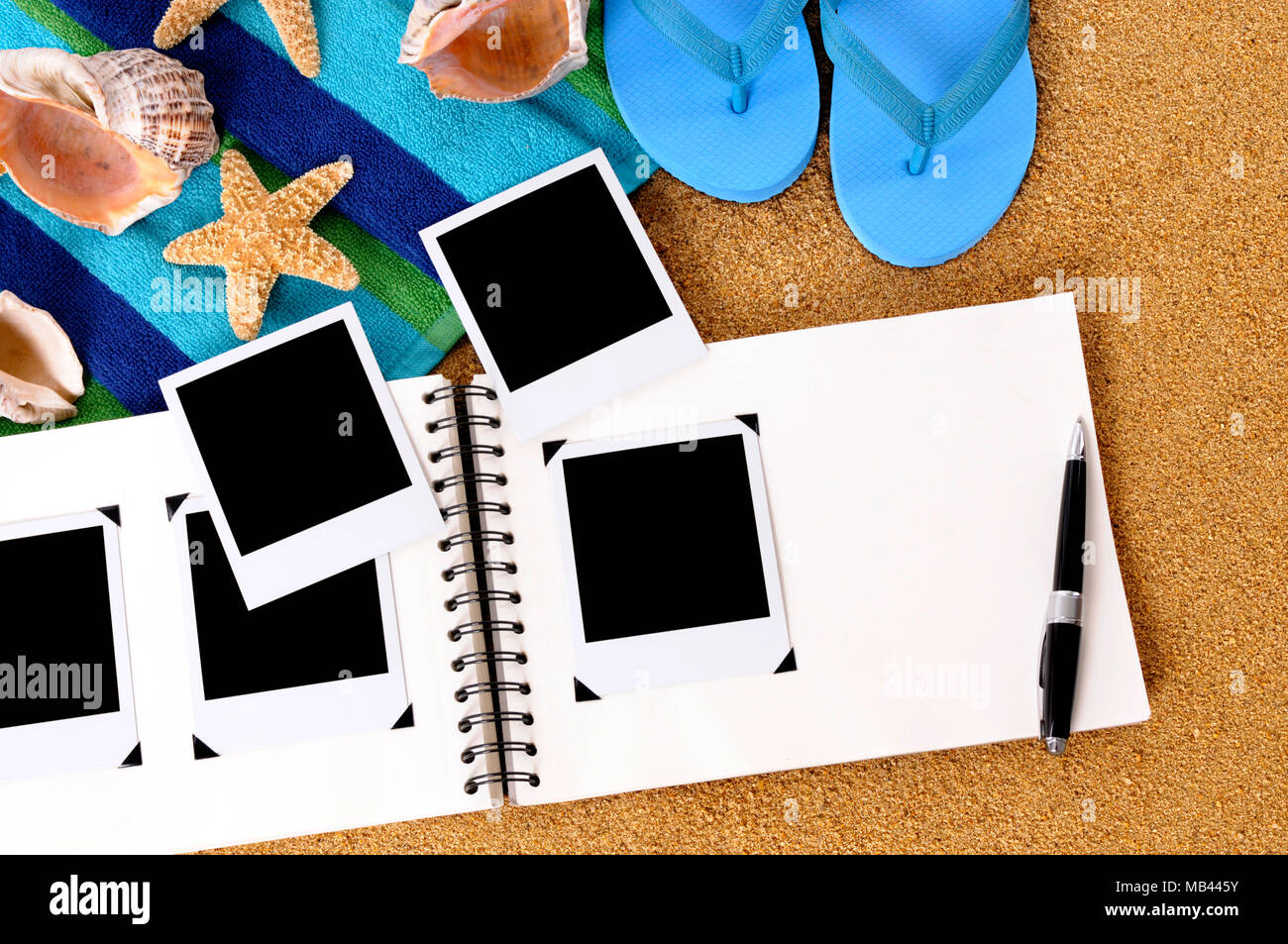 Decorar captura Caña Álbum de fotos en una playa de arena, con impresiones fotográficas en  blanco, toalla de playa, starfish y chanclas Fotografía de stock - Alamy