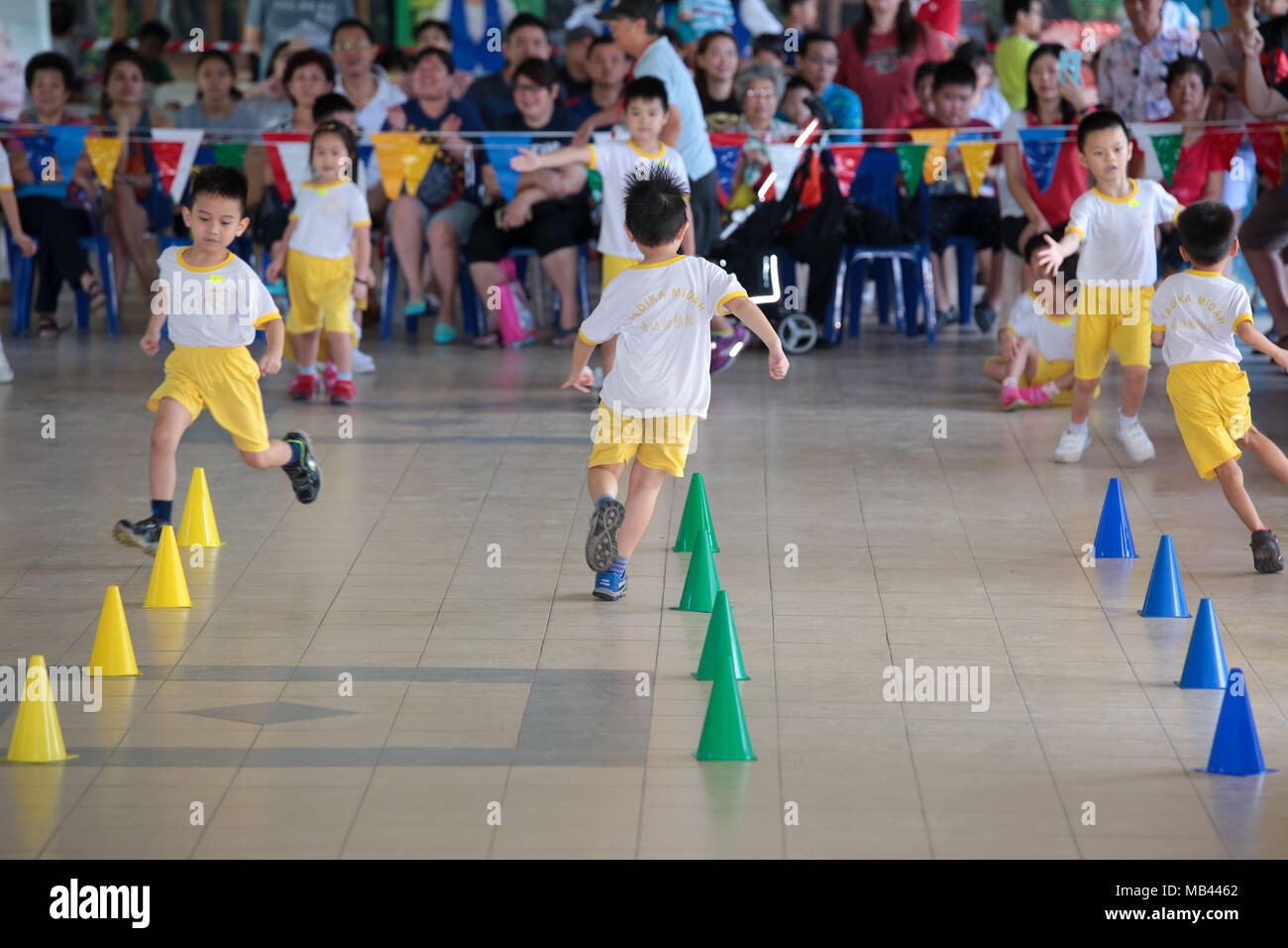 Los niños están compitiendo en una carrera en zig zag su kindergarten día  del deporte Fotografía de stock - Alamy