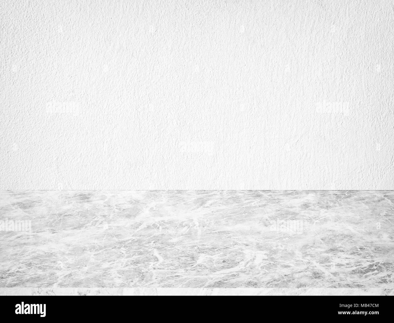 Mesa de mármol blanco en la pared blanca para mostrar producto montage Foto de stock