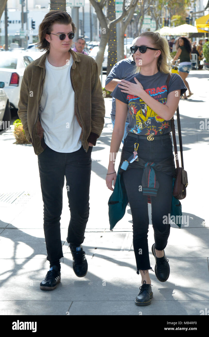 Joe Keery Sale Con Su Novia Maika Monroe Para Tomar Un Cafe Por La Manana Se Ejecute En Beverly Hills Con Joe Keery Maika Monroe Donde Beverly Hills California Estados Unidos Cuando