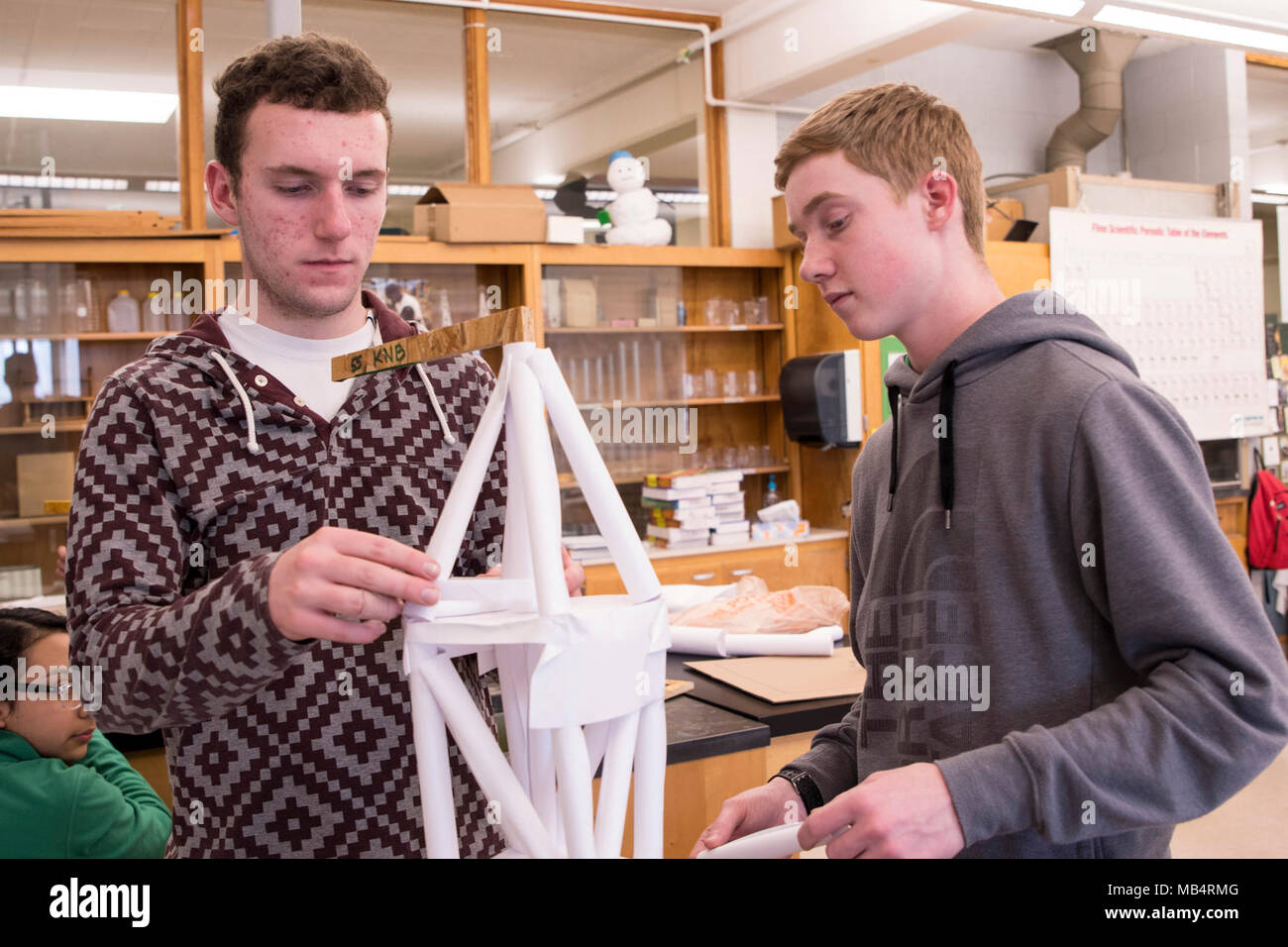 Los estudiantes Bobby, y Noé de De Sales Catholic High School en Walla Walla, WA. trabajo en una construcción de una torre de papel para el Cuerpo de Ingenieros del Ejército de los EE.UU., E Semana Concurso "desvio hacia la imaginación." Estudiantes de todo, Walla Walla College Place, y Pendleton Escuela Media y Secundaria estarán participando en la competencia del cuerpo desde el 20 de febrero a las 26 del Cuerpo de Ingenieros de los distritos están en las aulas la introducción de los conceptos de ingeniería a los estudiantes y a los profesores, con proyectos prácticos para conectarlos a las carreras del mundo real en el tallo. El Cuerpo de Ingenieros" está dedicado a la misión se Foto de stock