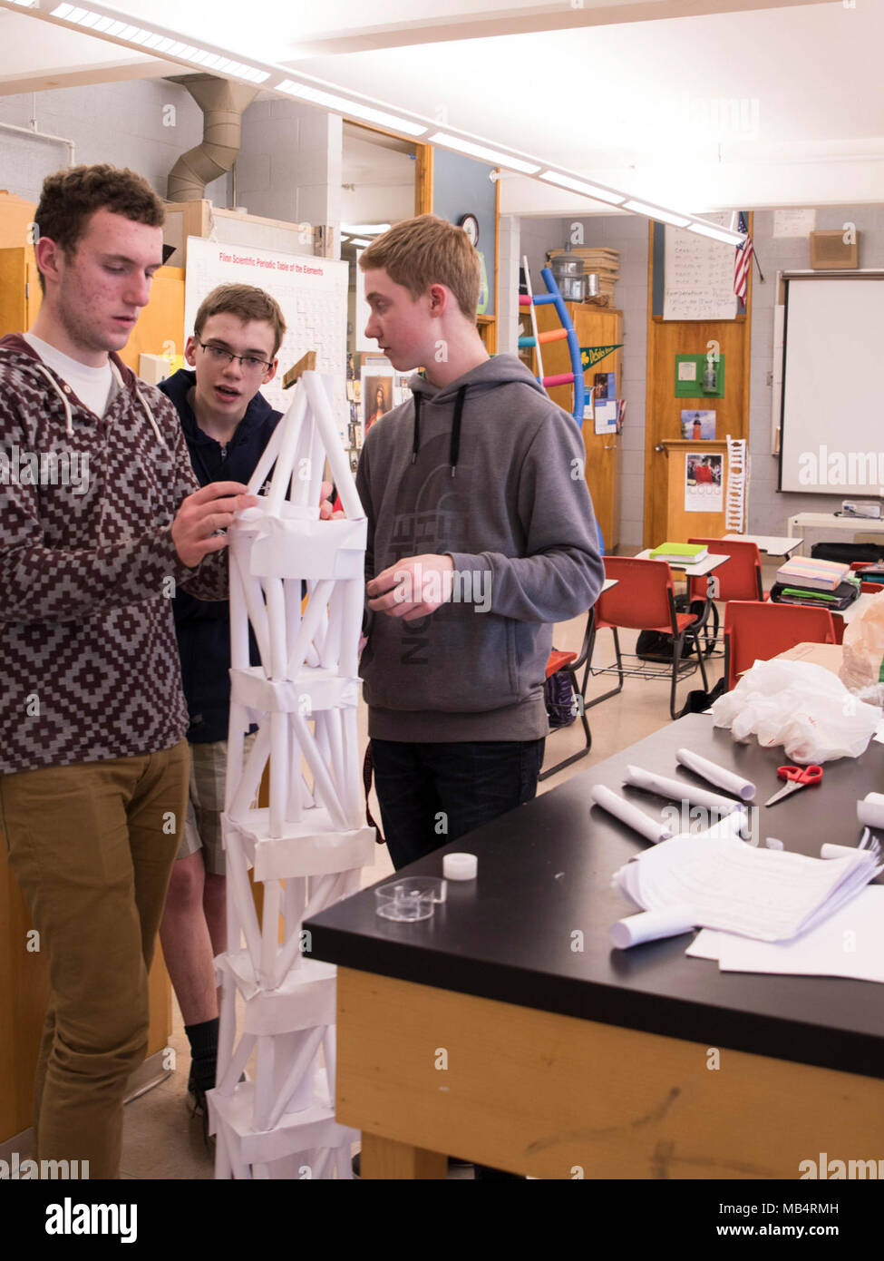 Los estudiantes Bobby, Kevin, y Noé de De Sales Catholic High School en Walla Walla, WA. trabajo en una construcción de una torre de papel para el Cuerpo de Ingenieros del Ejército de los EE.UU., E Semana Concurso "desvio hacia la imaginación." Estudiantes de todo, Walla Walla College Place, y Pendleton Escuela Media y Secundaria estarán participando en la competencia del cuerpo desde el 20 de febrero a las 26 del Cuerpo de Ingenieros de los distritos están en las aulas la introducción de los conceptos de ingeniería a los estudiantes y a los profesores, con proyectos prácticos para conectarlos a las carreras del mundo real en el tallo. El Cuerpo de Ingenieros' misión es dedicar Foto de stock