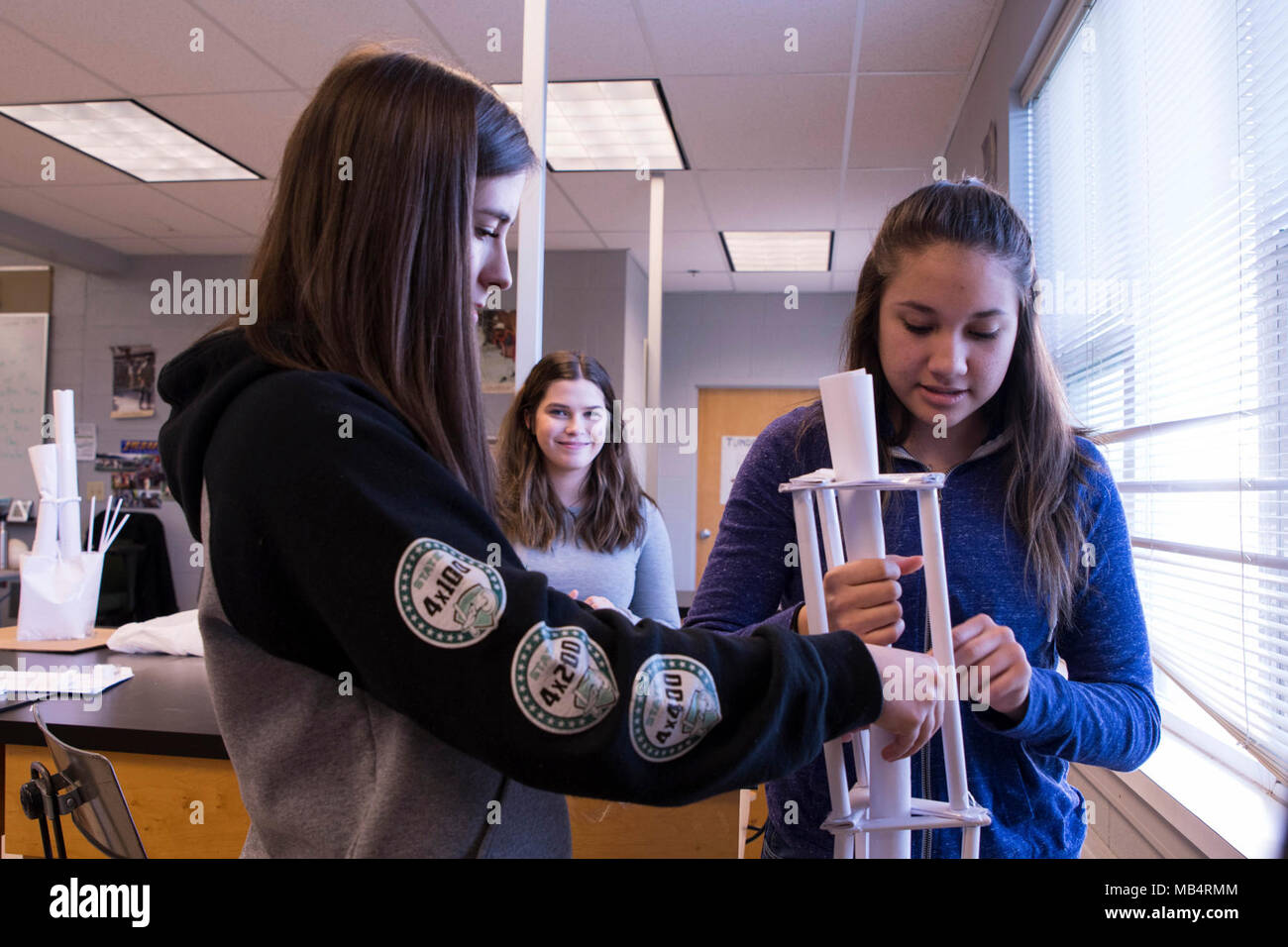 Los estudiantes Libby, Lesly y Emily de De Sales Catholic High School en Walla Walla, WA. trabajar juntos en una construcción de una torre de papel para el Cuerpo de Ingenieros del Ejército de los EE.UU., E Semana Concurso "desvio hacia la imaginación." Estudiantes de todo, Walla Walla College Place, y Pendleton Escuela Media y Secundaria estarán participando en la competencia del cuerpo desde el 20 de febrero a las 26 del Cuerpo de Ingenieros de los distritos están en las aulas la introducción de los conceptos de ingeniería a los estudiantes y a los profesores, con proyectos prácticos para conectarlos a las carreras del mundo real en el tallo. El Cuerpo de Ingenieros' misión es Foto de stock