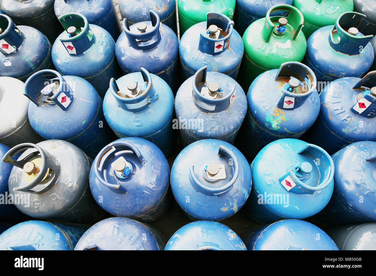 Lote de cilindros de gas azul Foto de stock