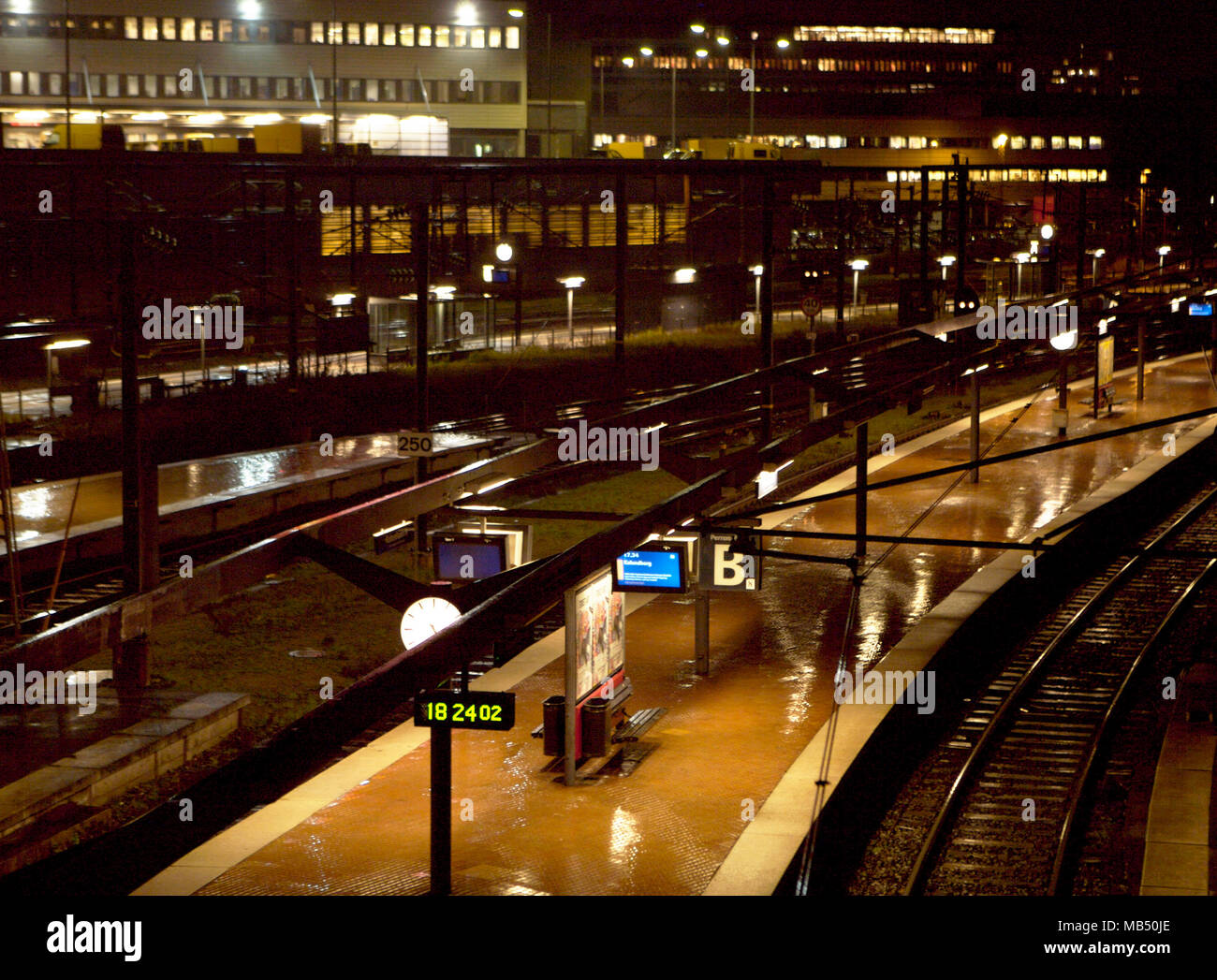 Copenhague H Estación de tren por la noche Foto de stock