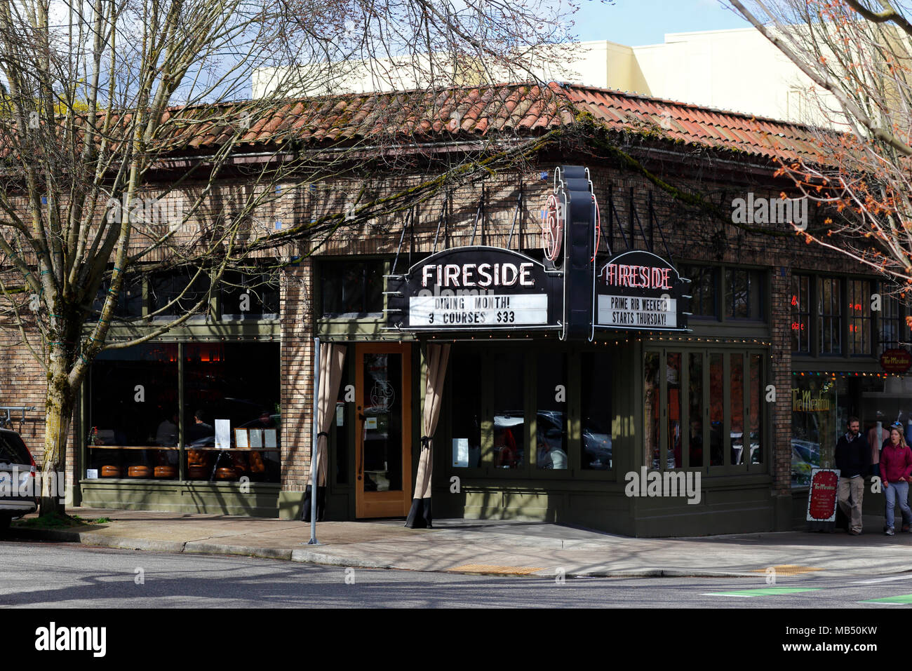 The Fireside, 801 NW 23rd Ave, Portland, Oregon. Escaparate exterior de un restaurante en Nob Hill. Foto de stock