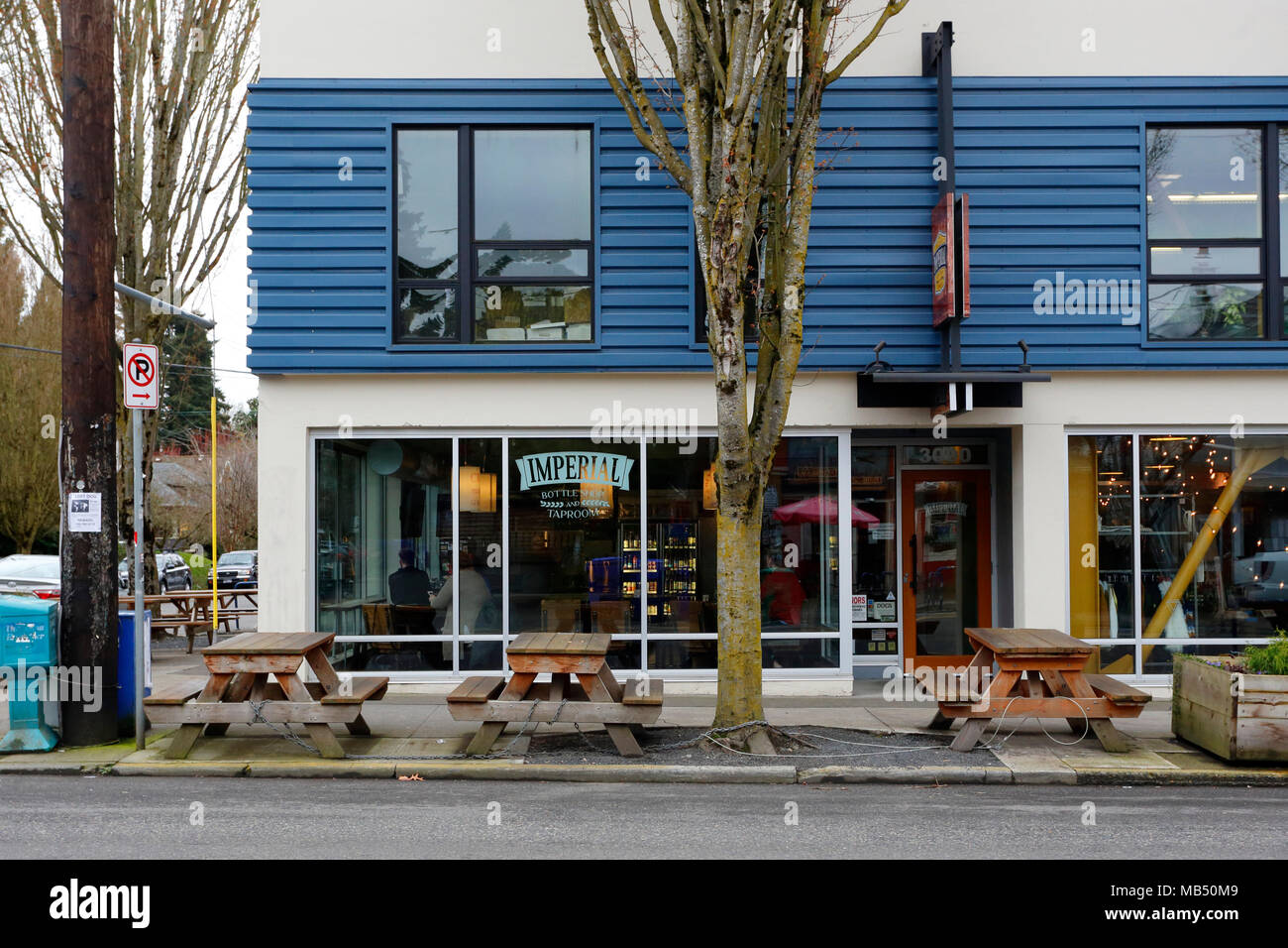 Imperial Bottle Shop, y Taproom, 3090 SE Division St, Portland, Oregon. Tienda exterior de una tienda de cerveza en el barrio de Richmond. Foto de stock