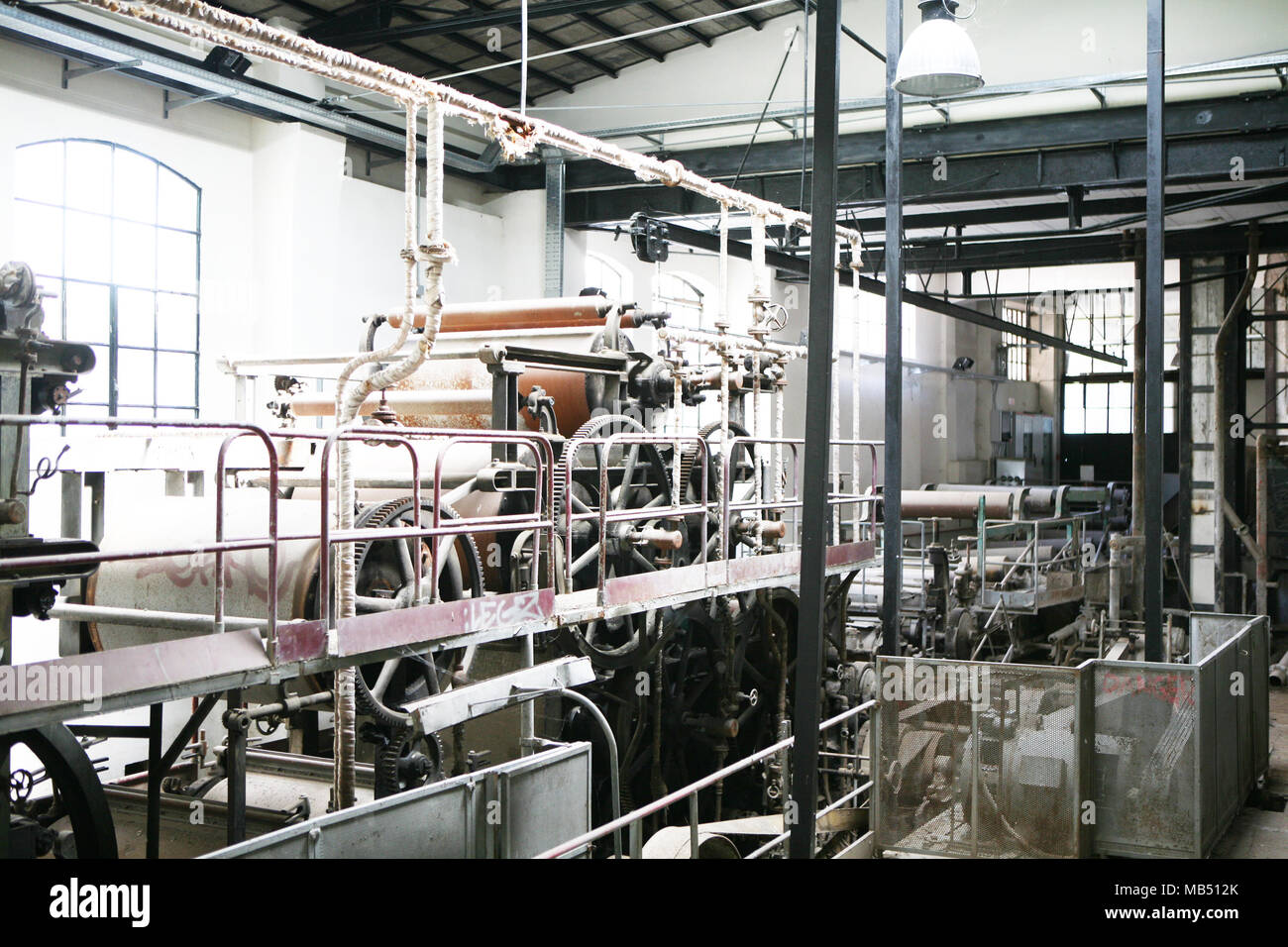 Viejo destartalado de la fábrica de papel de maquinaria industrial Foto de stock