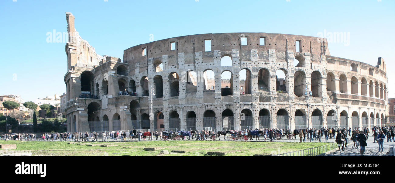Las personas turistas vendedores alrededor del Coliseo, Roma, Italia Foto de stock