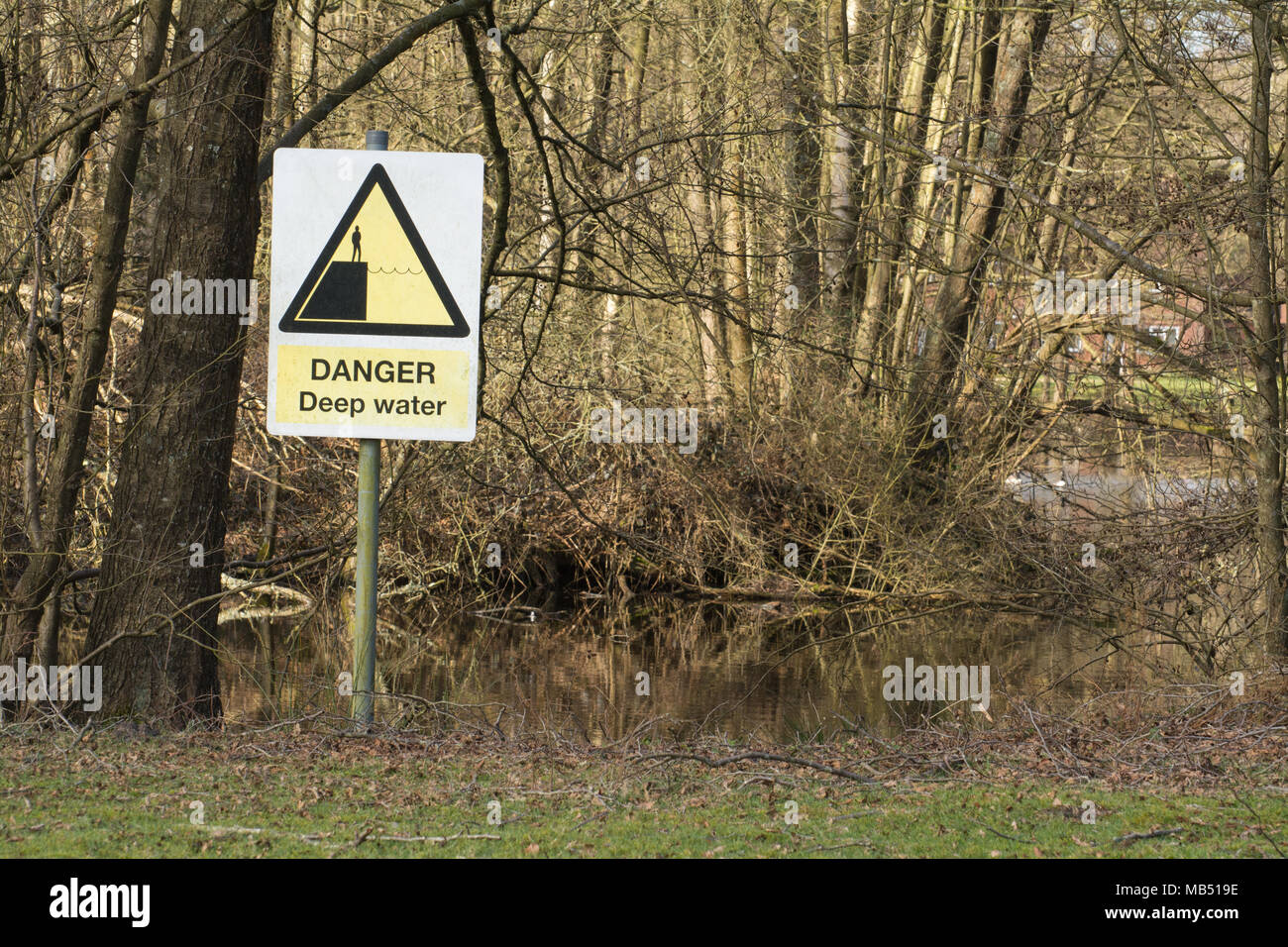 Peligro - signo de aguas profundas cerca de un estanque en Surrey, Reino Unido Foto de stock