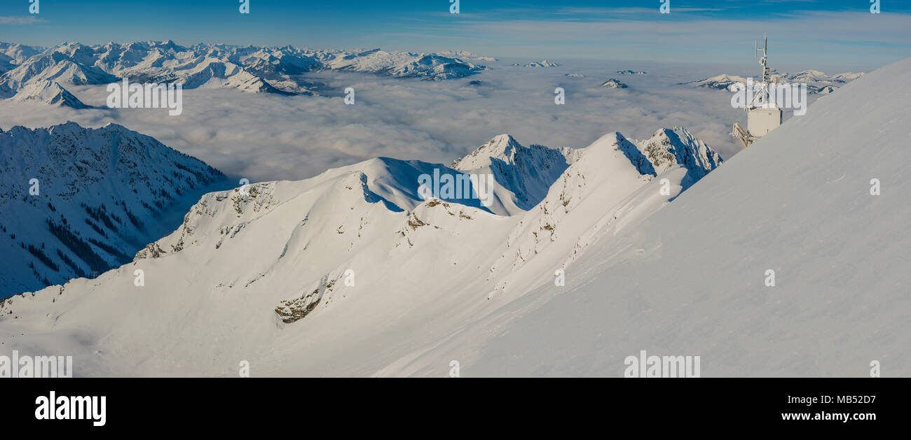Panorámica de la montaña en invierno, picos montañosos nevados que se elevan por encima de las nubes, vista desde el Nebelhorn, 2224m, Allgäu Alpes Allgäu. Foto de stock