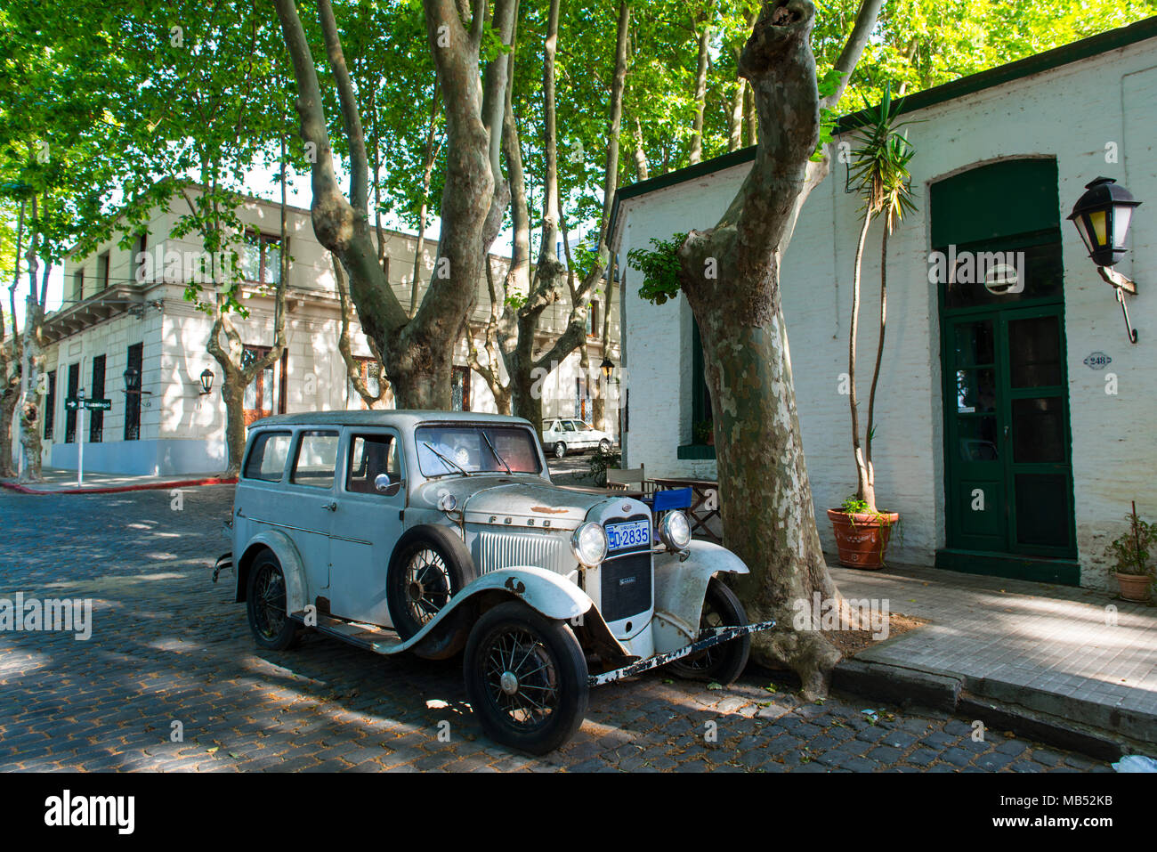 Oldtimer, camioneta Ford, en el centro de la ciudad, Colonia del Sacramento, Uruguay Foto de stock
