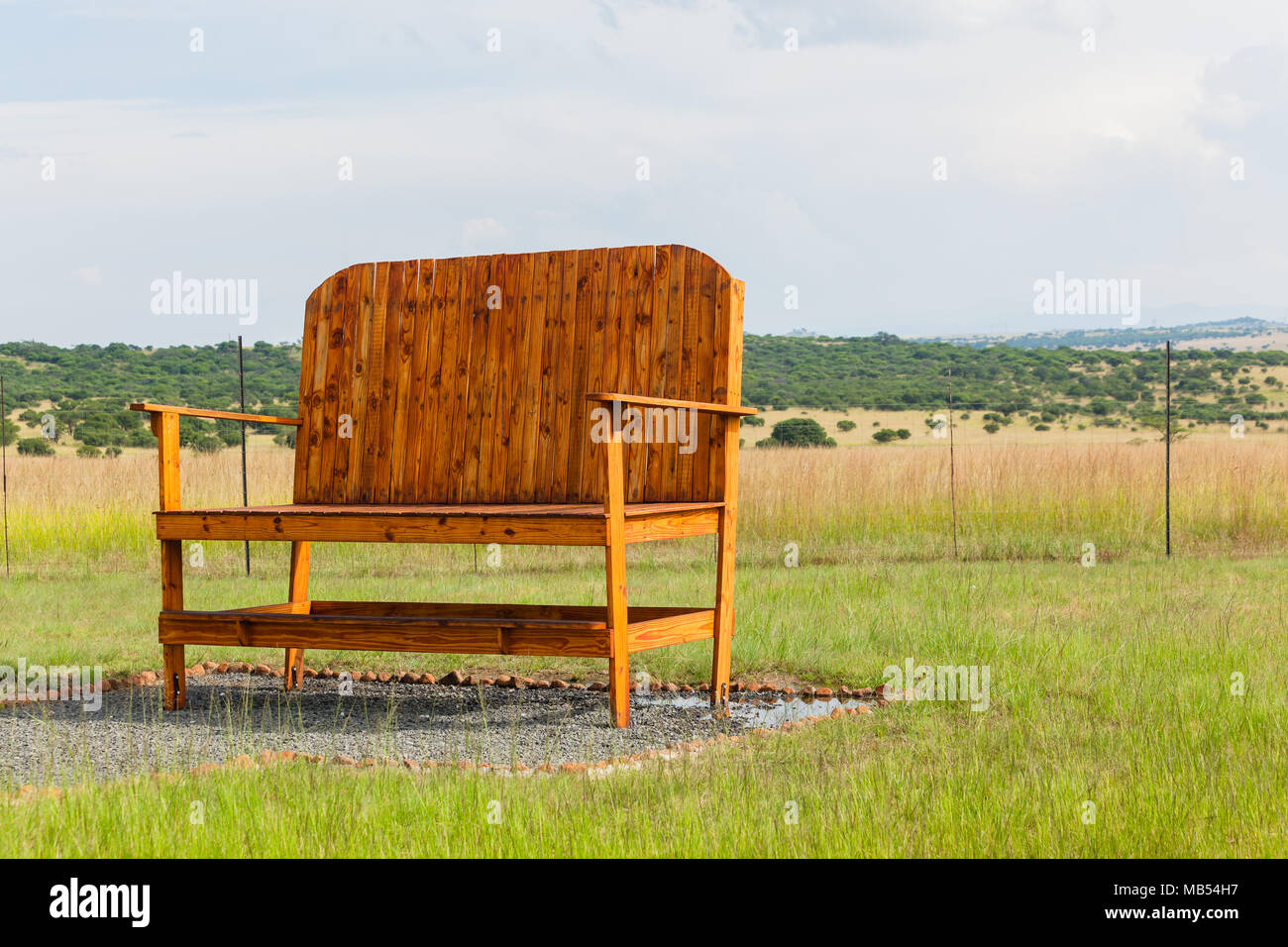 Grandes sillas de madera colocadas en el exterior de la banqueta carretera  tienda de comercio campo granjas rurales paisaje Fotografía de stock - Alamy