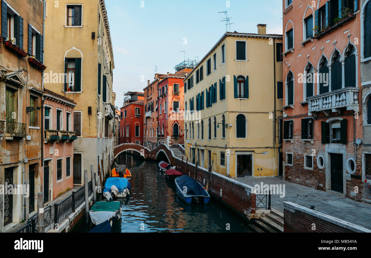 Colorido y relajante canal de Venecia, Véneto, Italia. Foto de stock