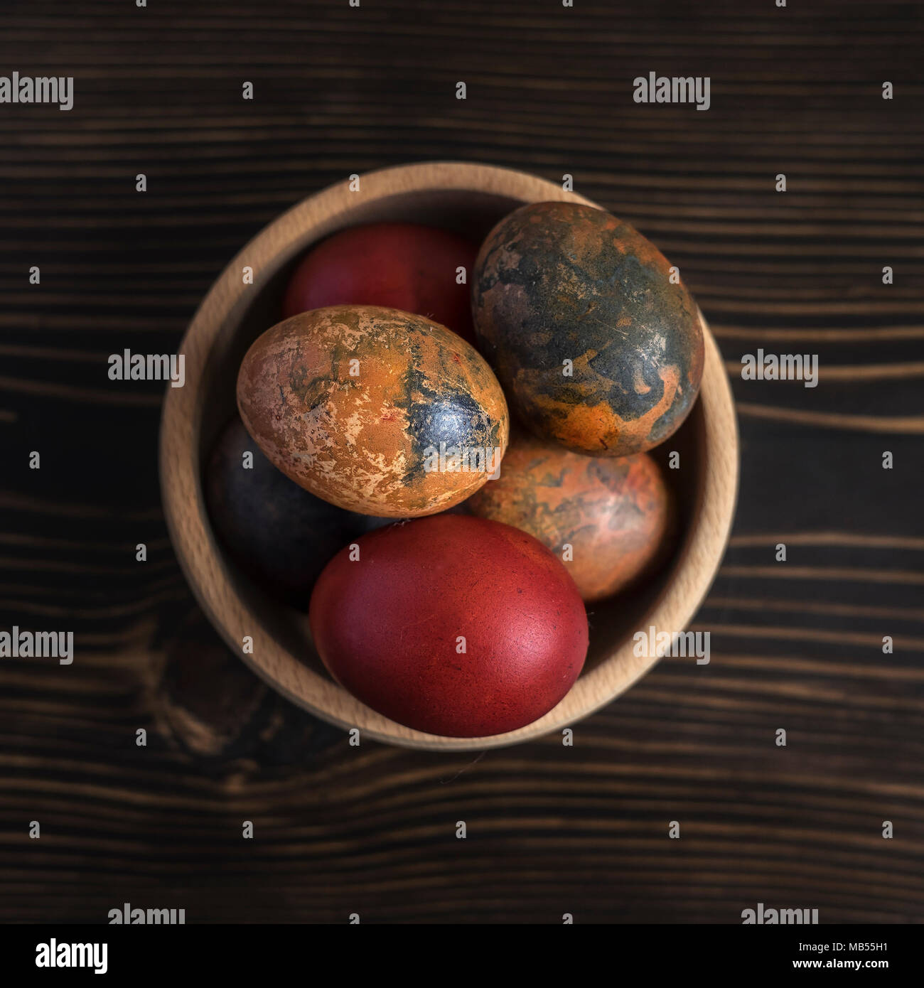 Huevos coloreados en un tazón. El concepto de la Pascua y la primavera. Foto de stock