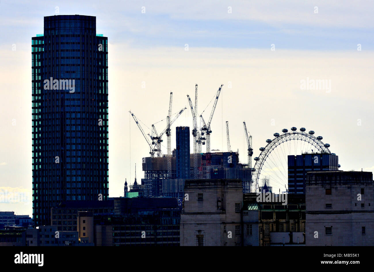 Londres, Inglaterra, Reino Unido. Skyline con grúas de construcción y el London Eye o Millennium Wheel Foto de stock