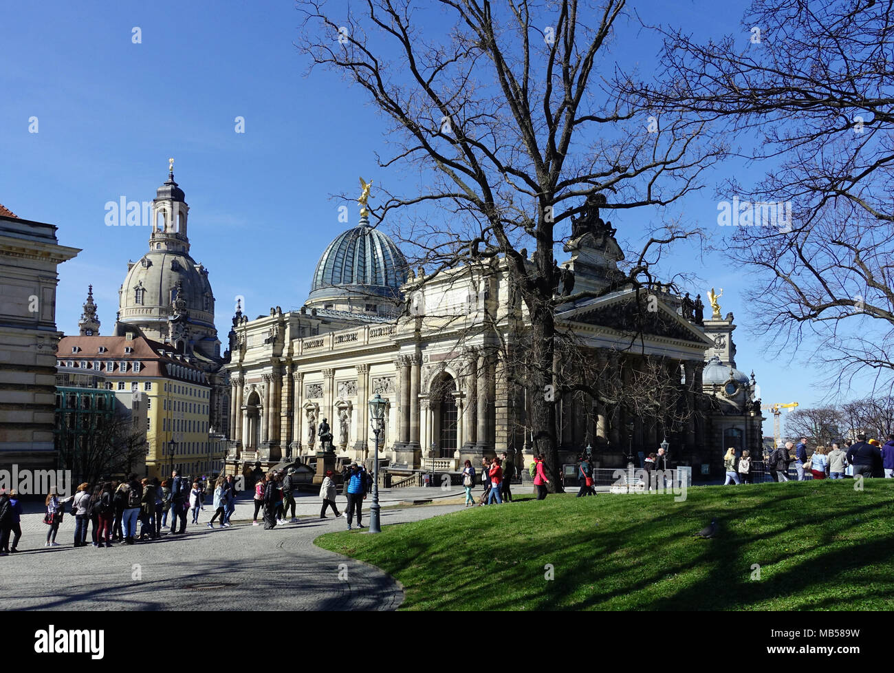 Los turistas delante de la Real Academia de Bellas Artes de Dresden Frauenkirche, Bruehl's Terrace, Dresde, Sajonia, Alemania Foto de stock