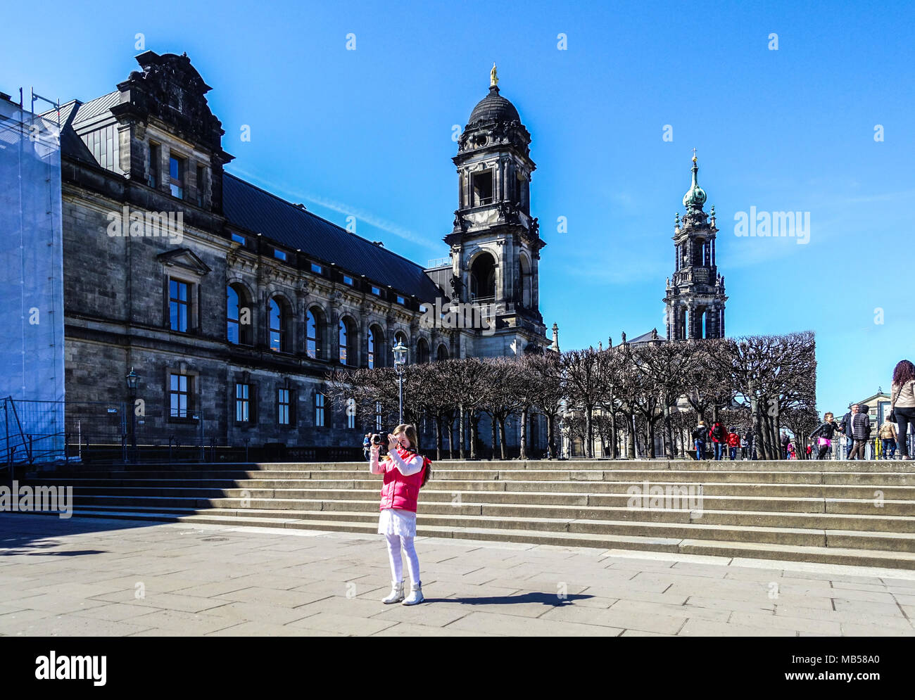 Los turistas de Dresde, joven en Dresden Bruehl's Terrace, en el Estado federado de Sajonia, Alemania Foto de stock