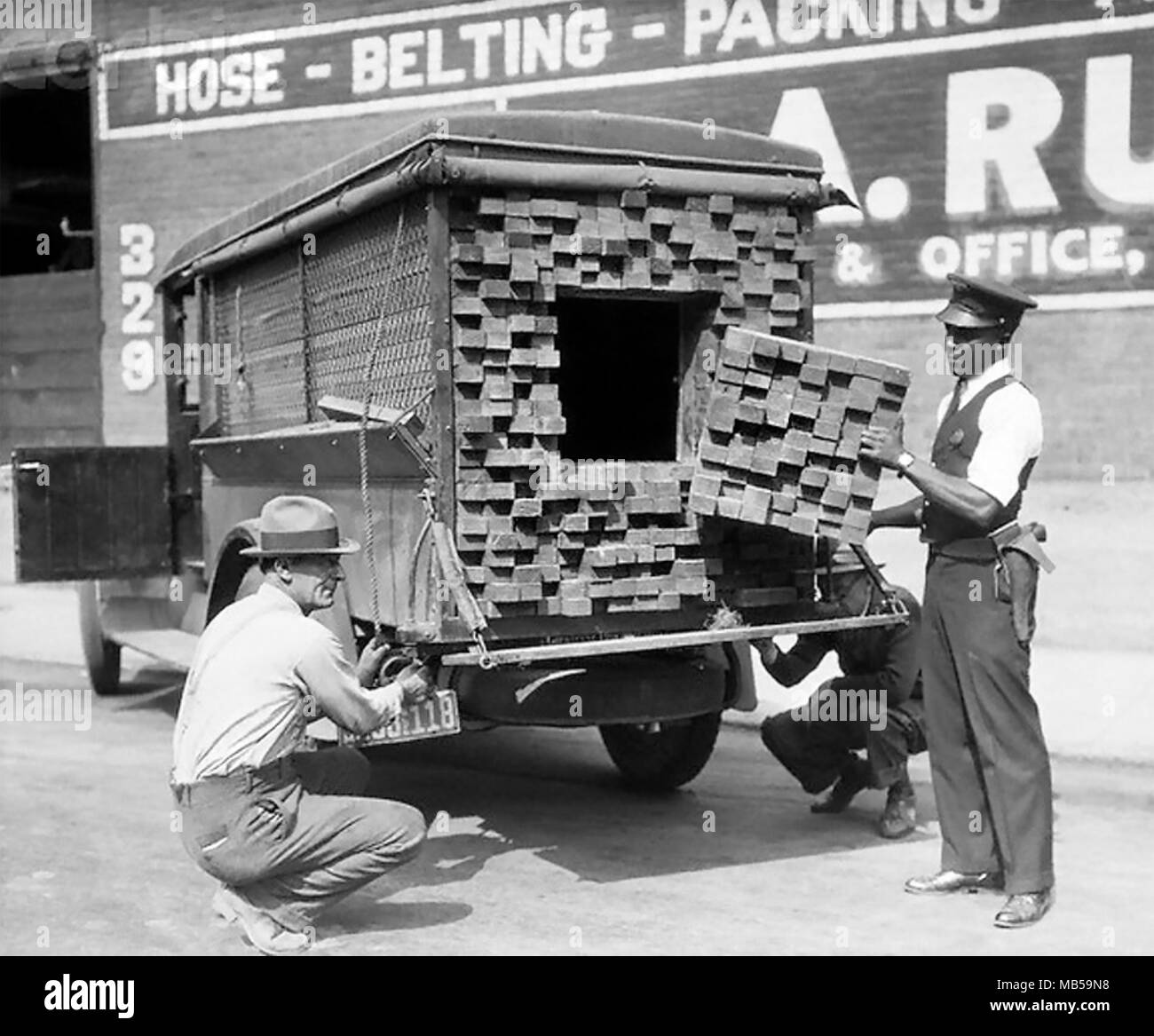 Prohibición EN ESTADOS UNIDOS en un camión de contrabandistas disfrazado como llevar timbers es confiscado por agentes federales sobre 1925 Foto de stock