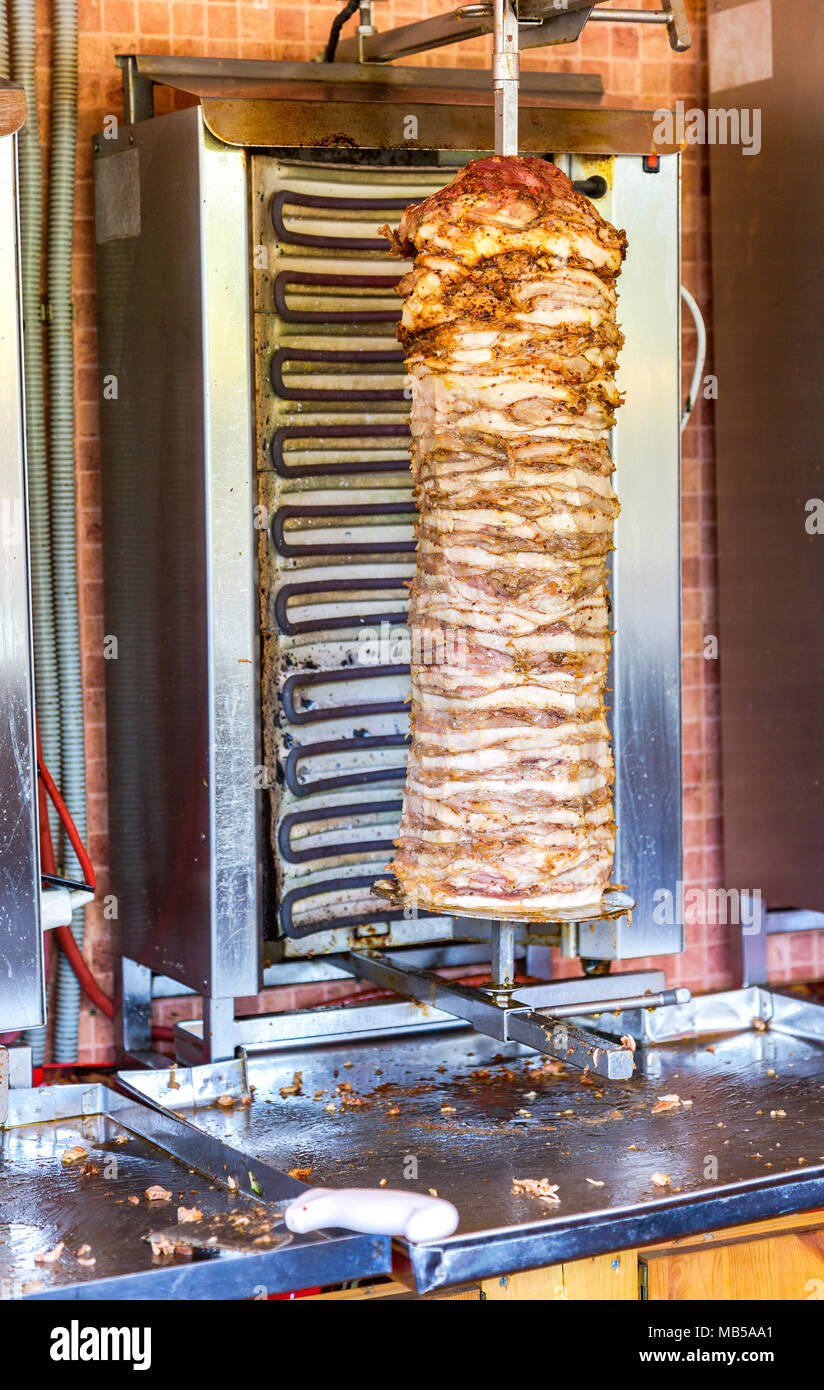 La comida rápida tradicional turco doner kebab de carne en un asador giratorio, carnes asadas Foto de stock