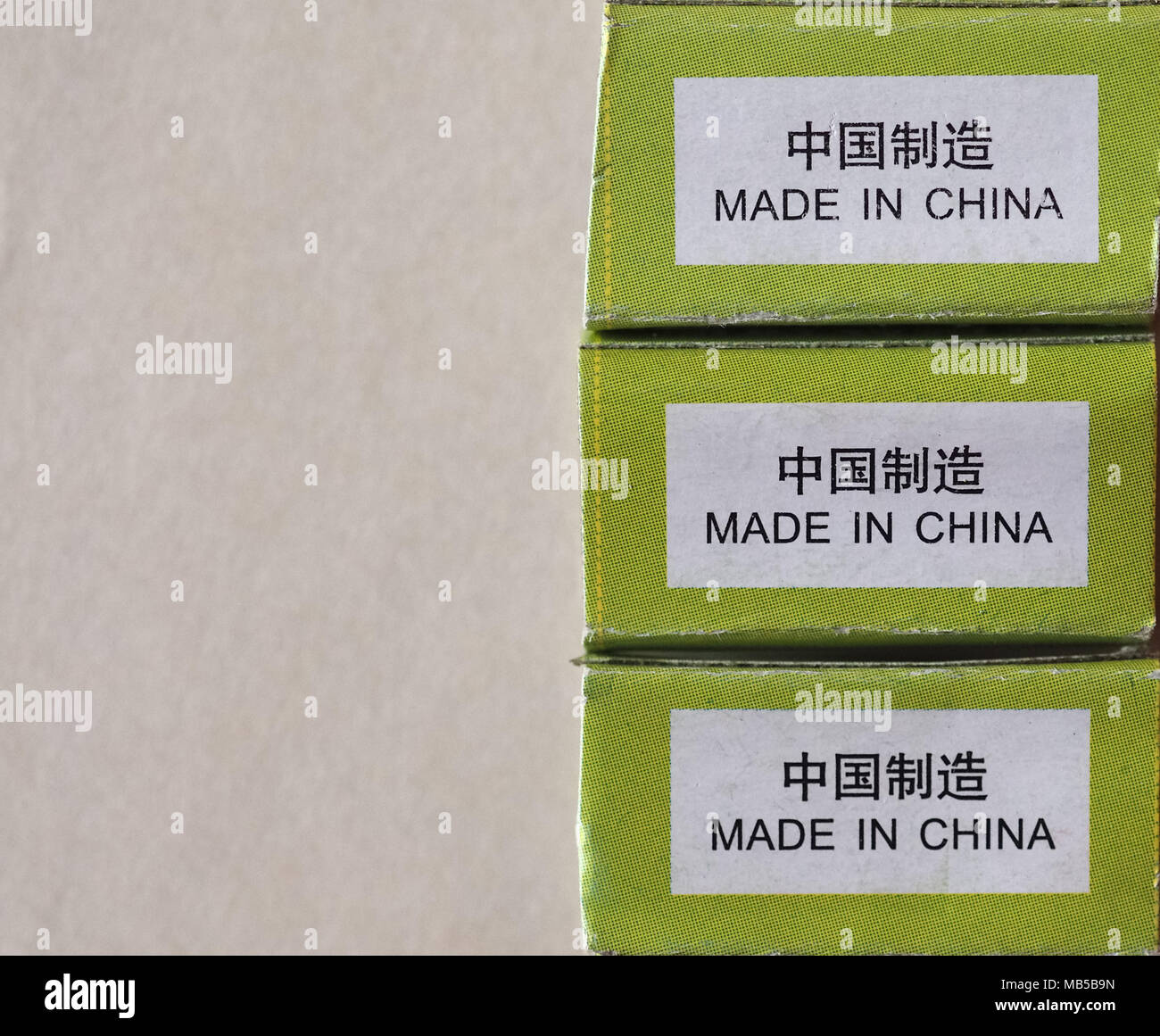 Fabricado en China etiqueta manuscrita sobre un paquete en inglés y en  chino simplificado con espacio de copia Fotografía de stock - Alamy