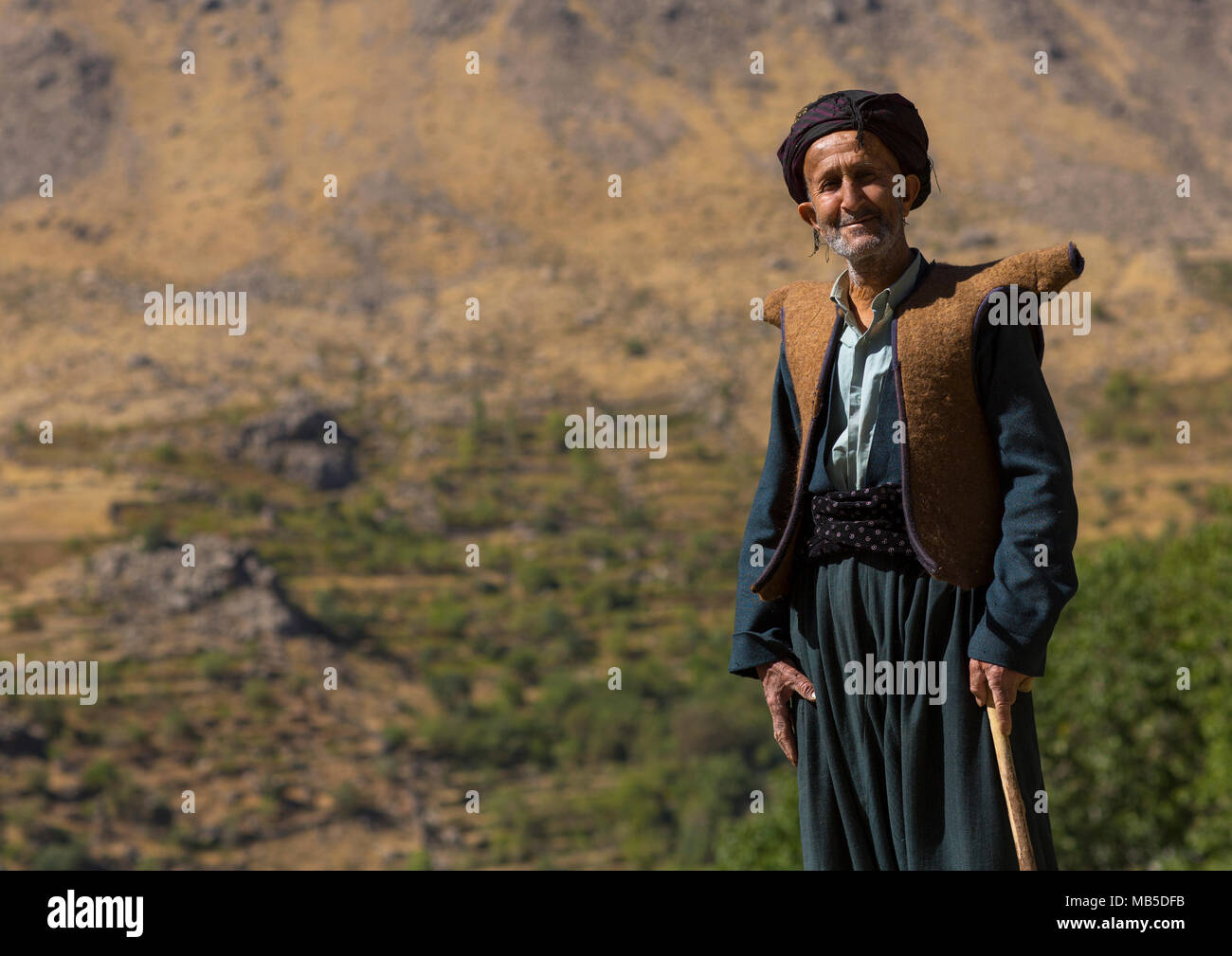 Viejo curda con vestimenta tradicional, Irán Howraman Foto de stock