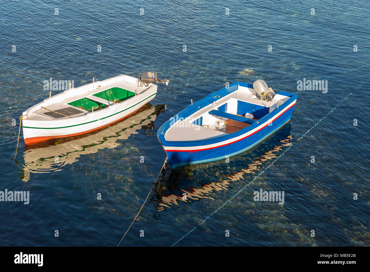 Pequeños barcos de pesca tradicionales, de madera, de colores, pintados,  Sicilia Fotografía de stock - Alamy